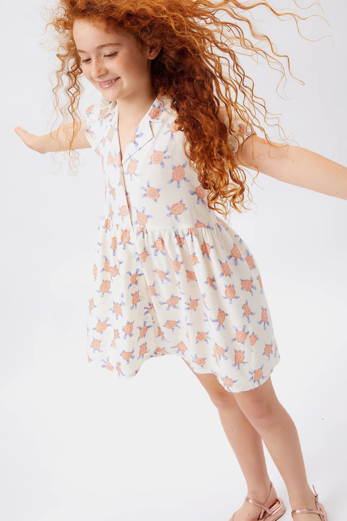 Vestido corto de niña en rayón LENZING™ ECOVERO™ de tortugas