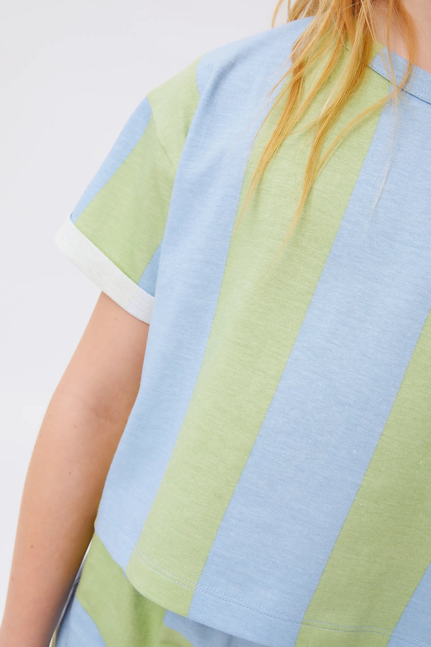 Camiseta unisex de rayas verde y azul