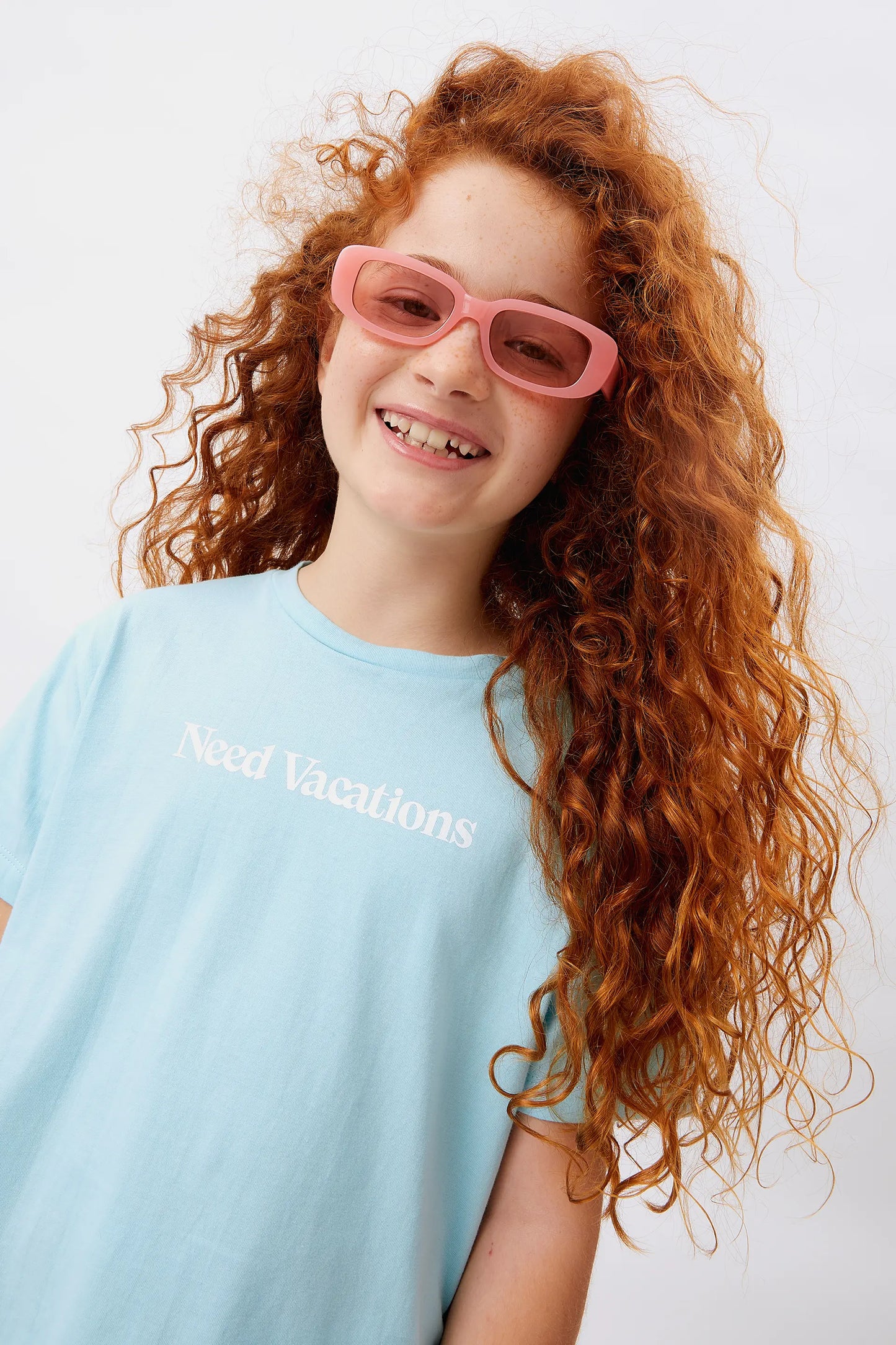 Camiseta unisex Need Vacations azul