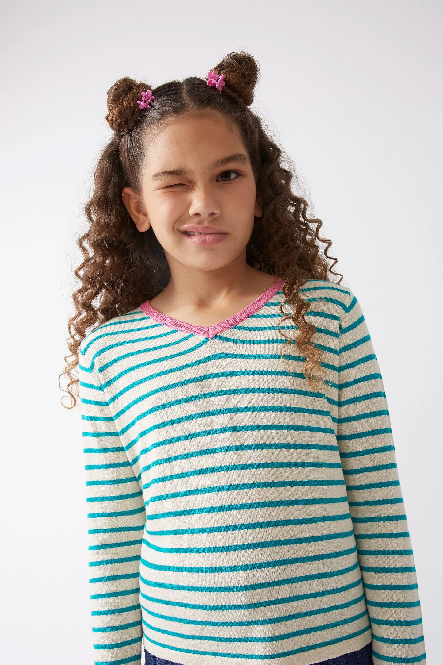 Jersey de niña cuello pico rayas verde