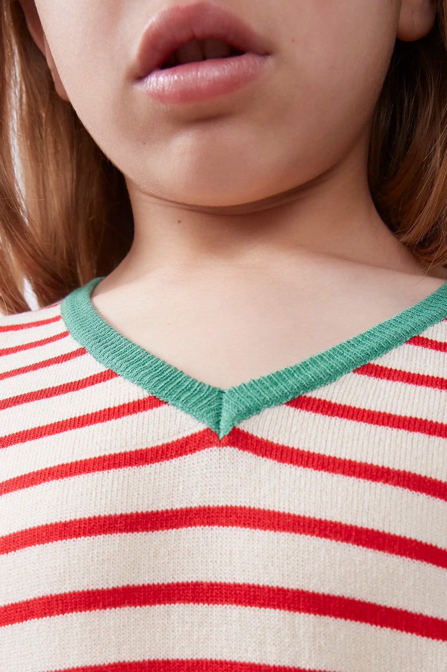 Jersey de niña cuello pico rayas rojas