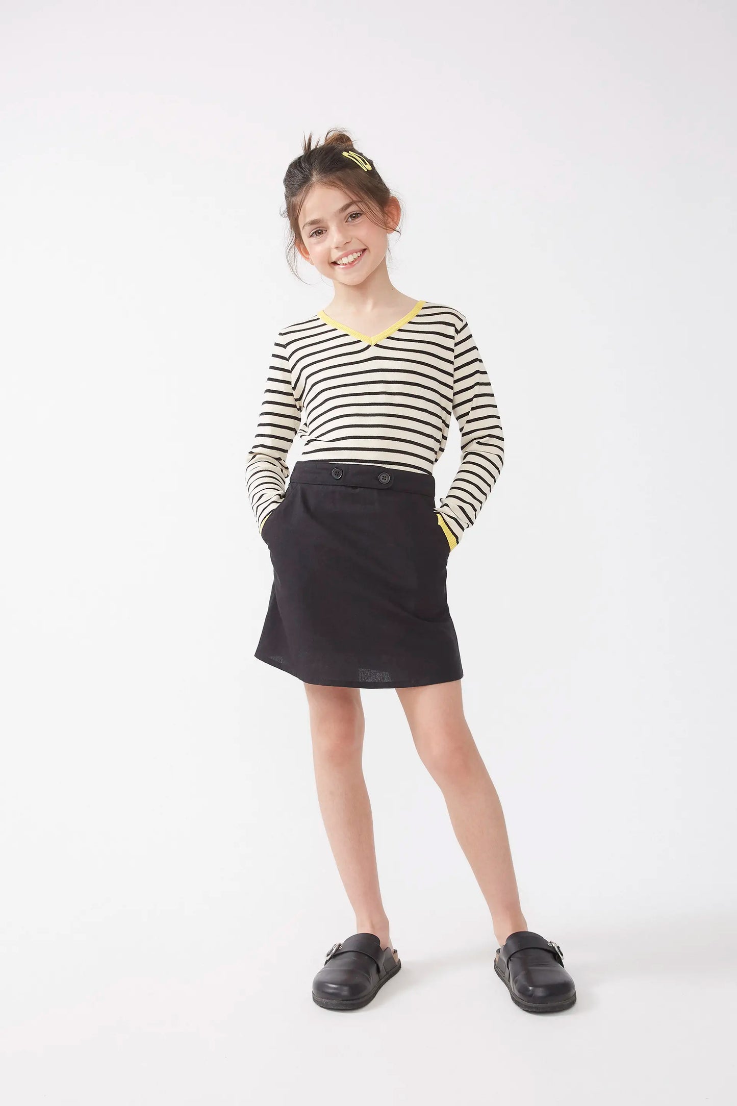 Short skirt for girl with black buttons