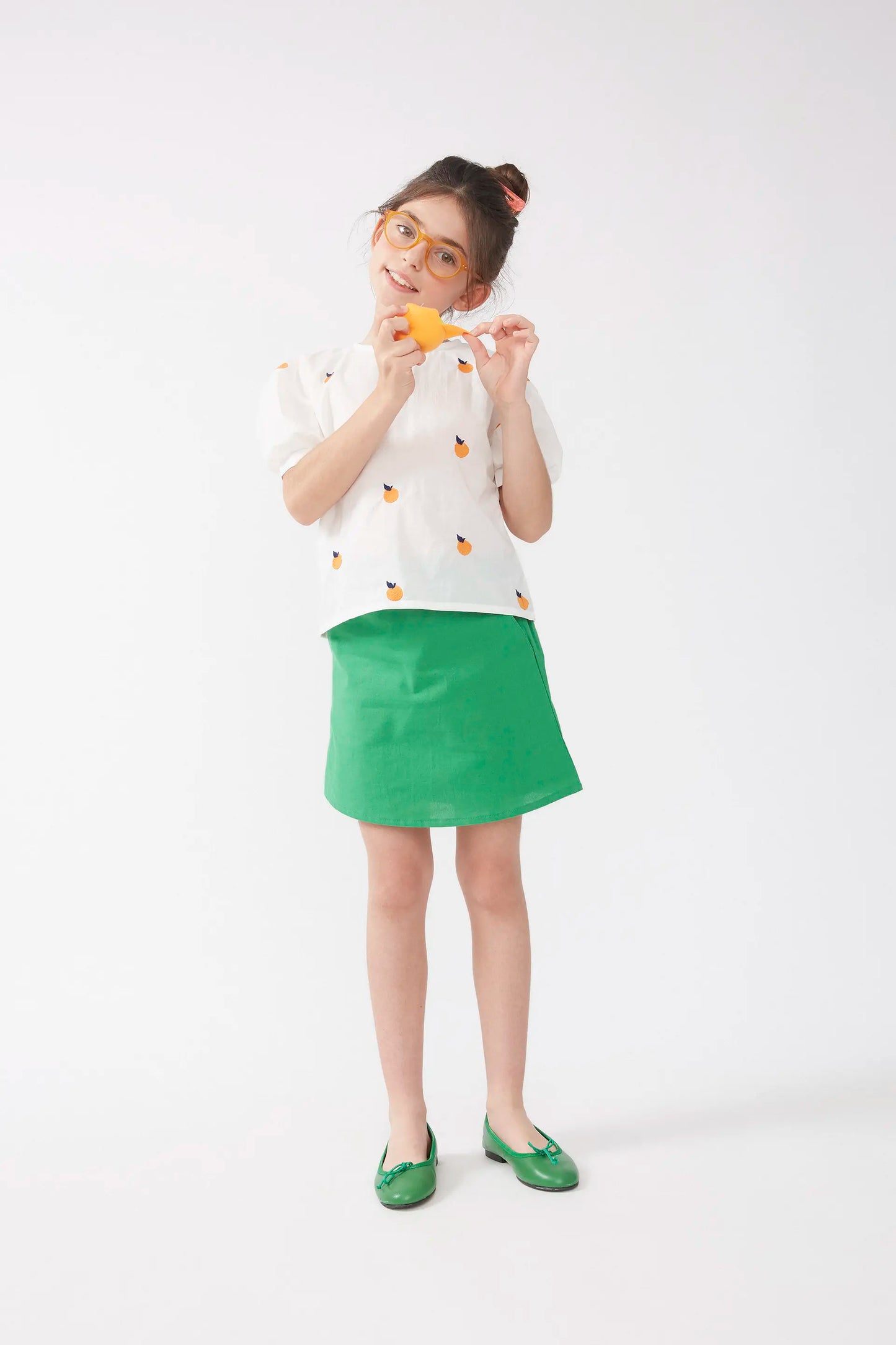Camisa de niña con pomelos bordados