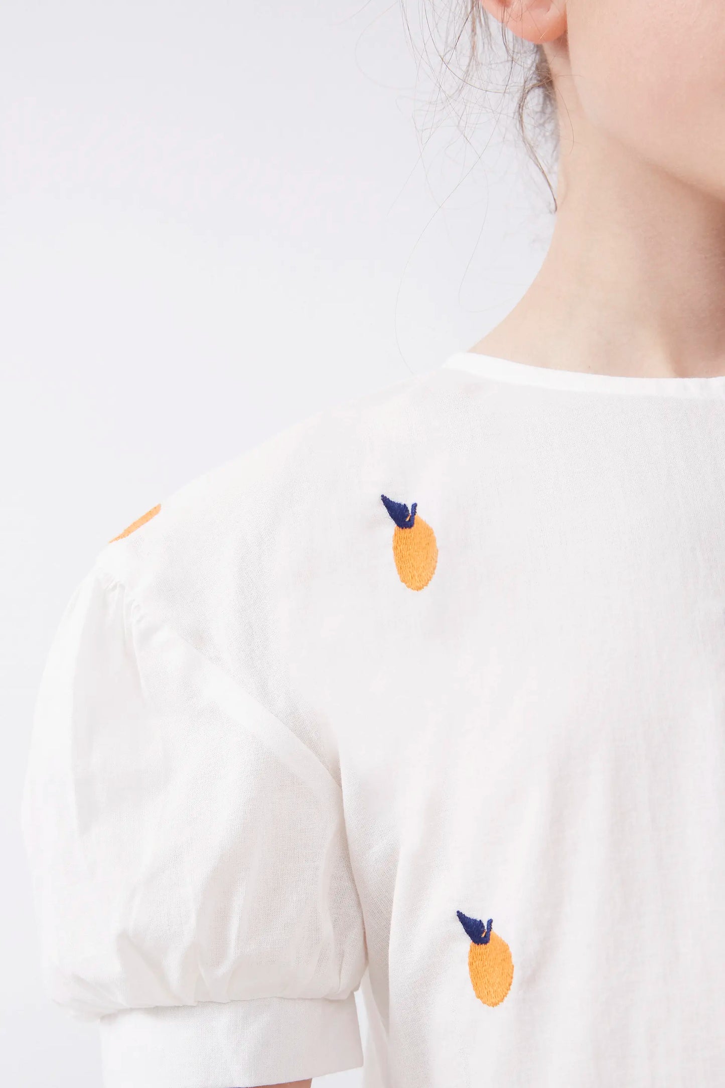 Camisa de niña con pomelos bordados