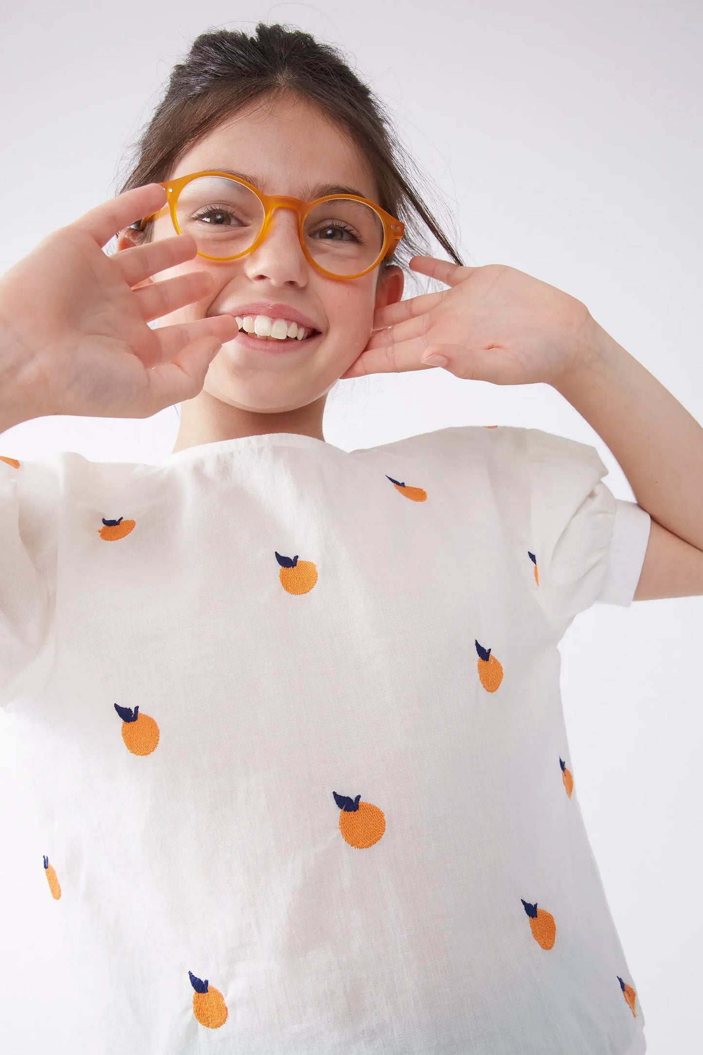 Camisa de niña con pomelos bordados