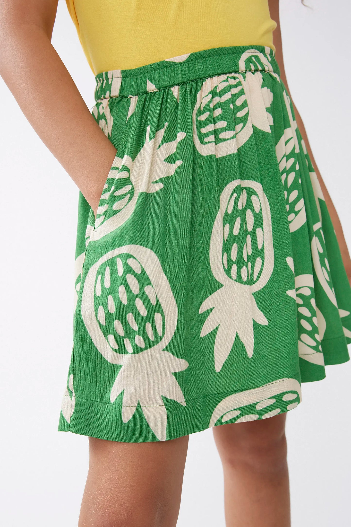 Girl's short skirt with pineapple print