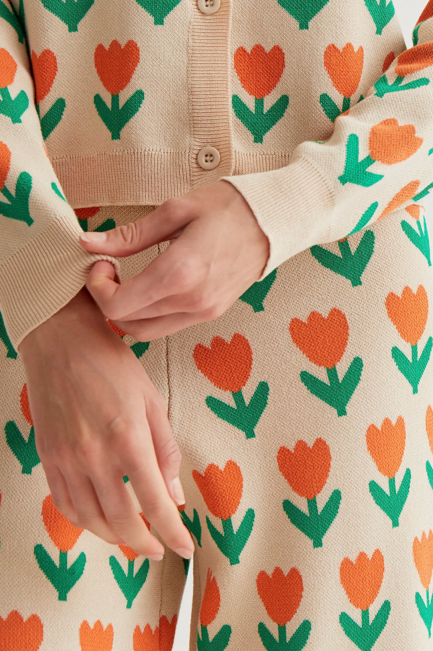 Pantaloni in maglia con stampa di tulipani arancioni
