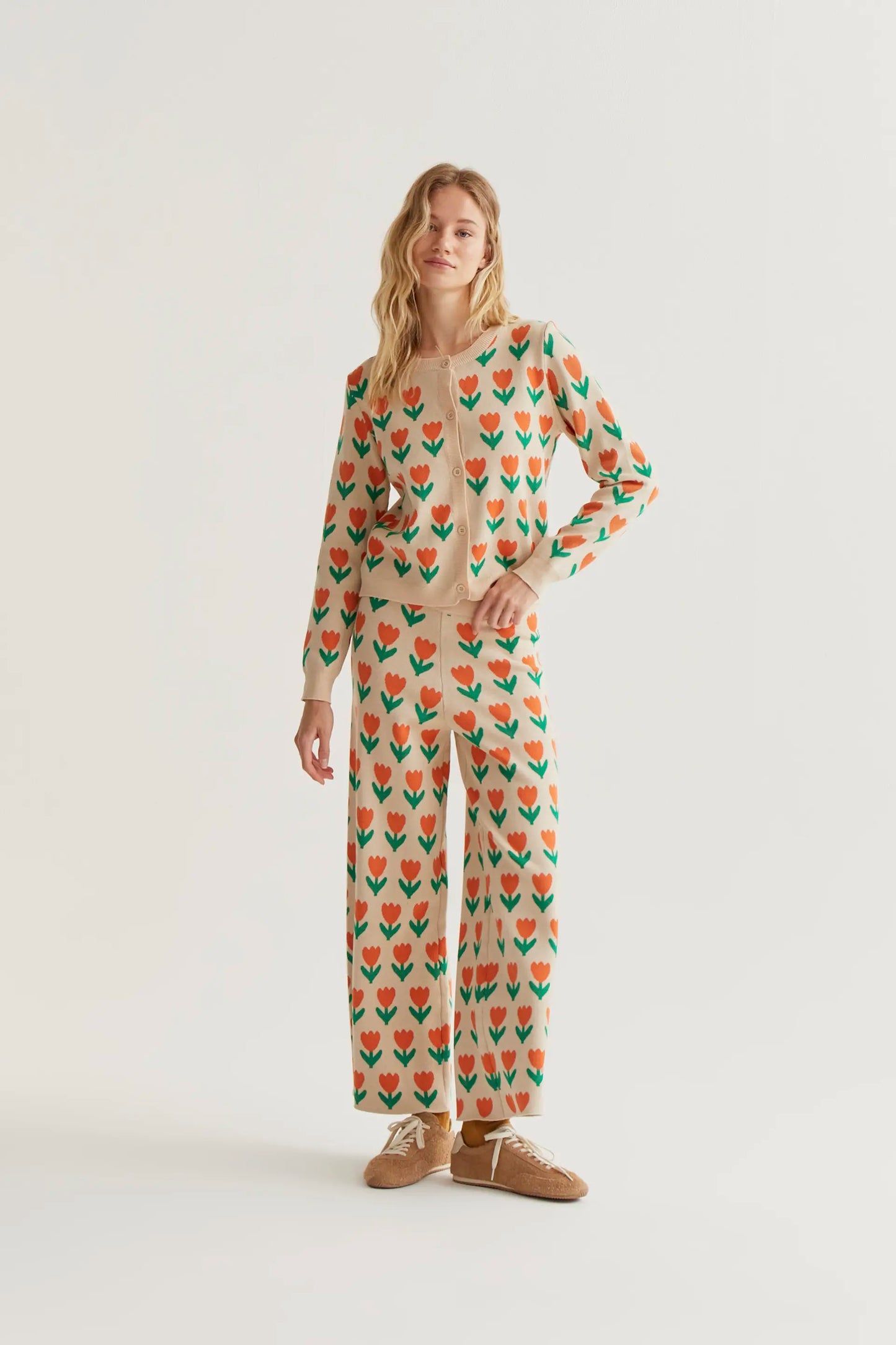 Pantaloni in maglia con stampa di tulipani arancioni