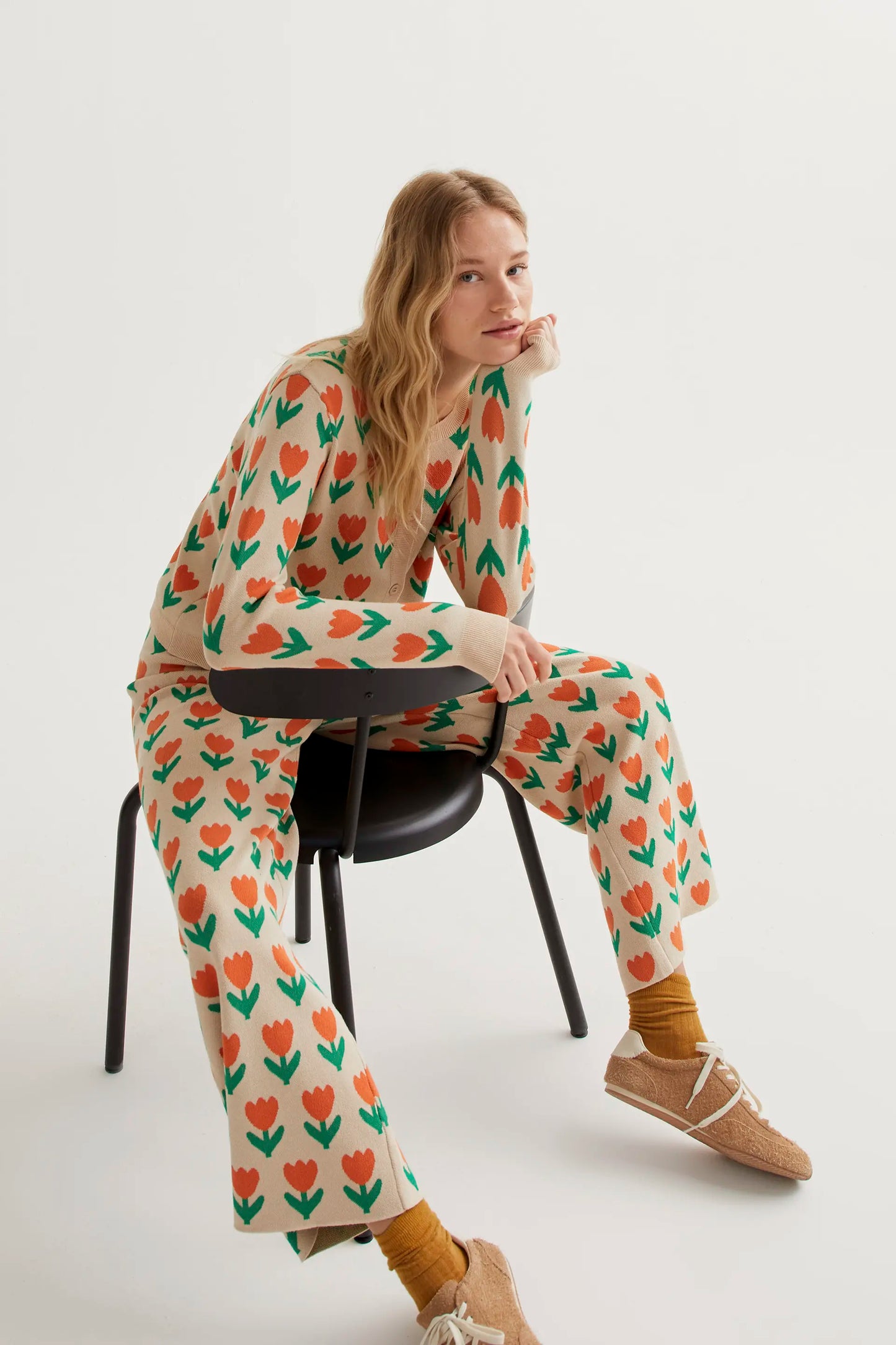 Pantaloni in maglia con stampa di tulipani arancioni