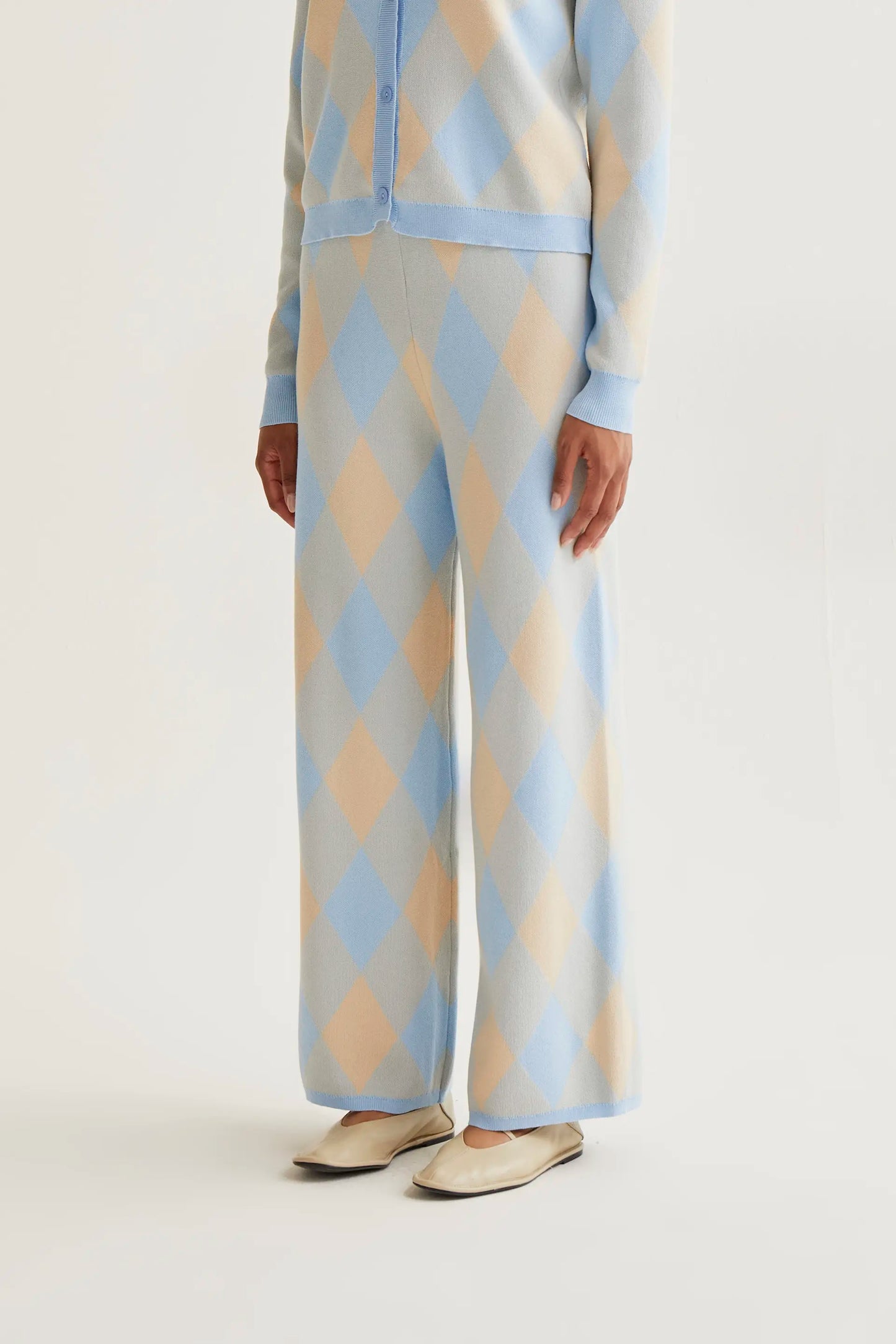 Pantalón punto con estampado rombos azul
