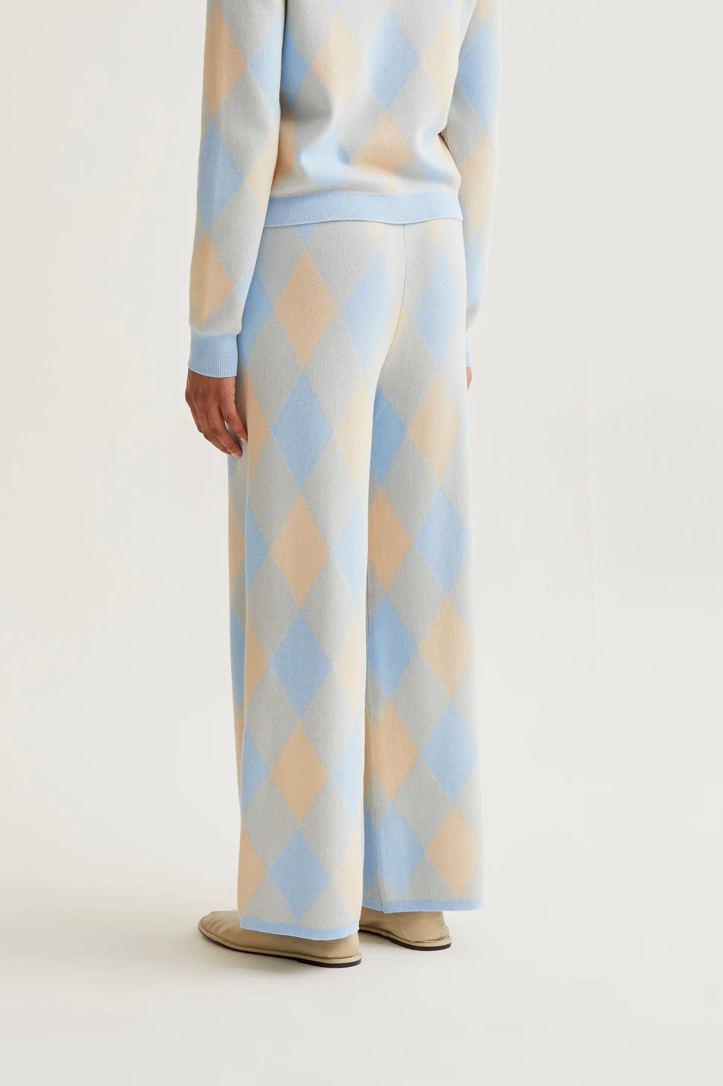 Pantalón punto con estampado rombos azul