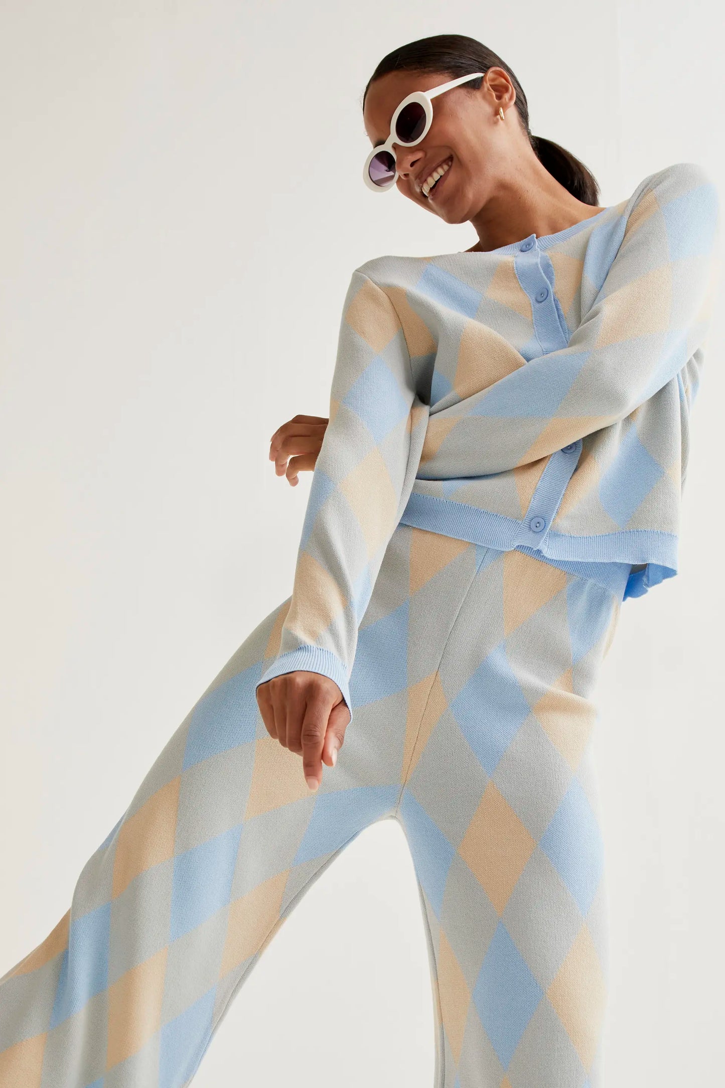 Pantalón punto con estampado rombos azul
