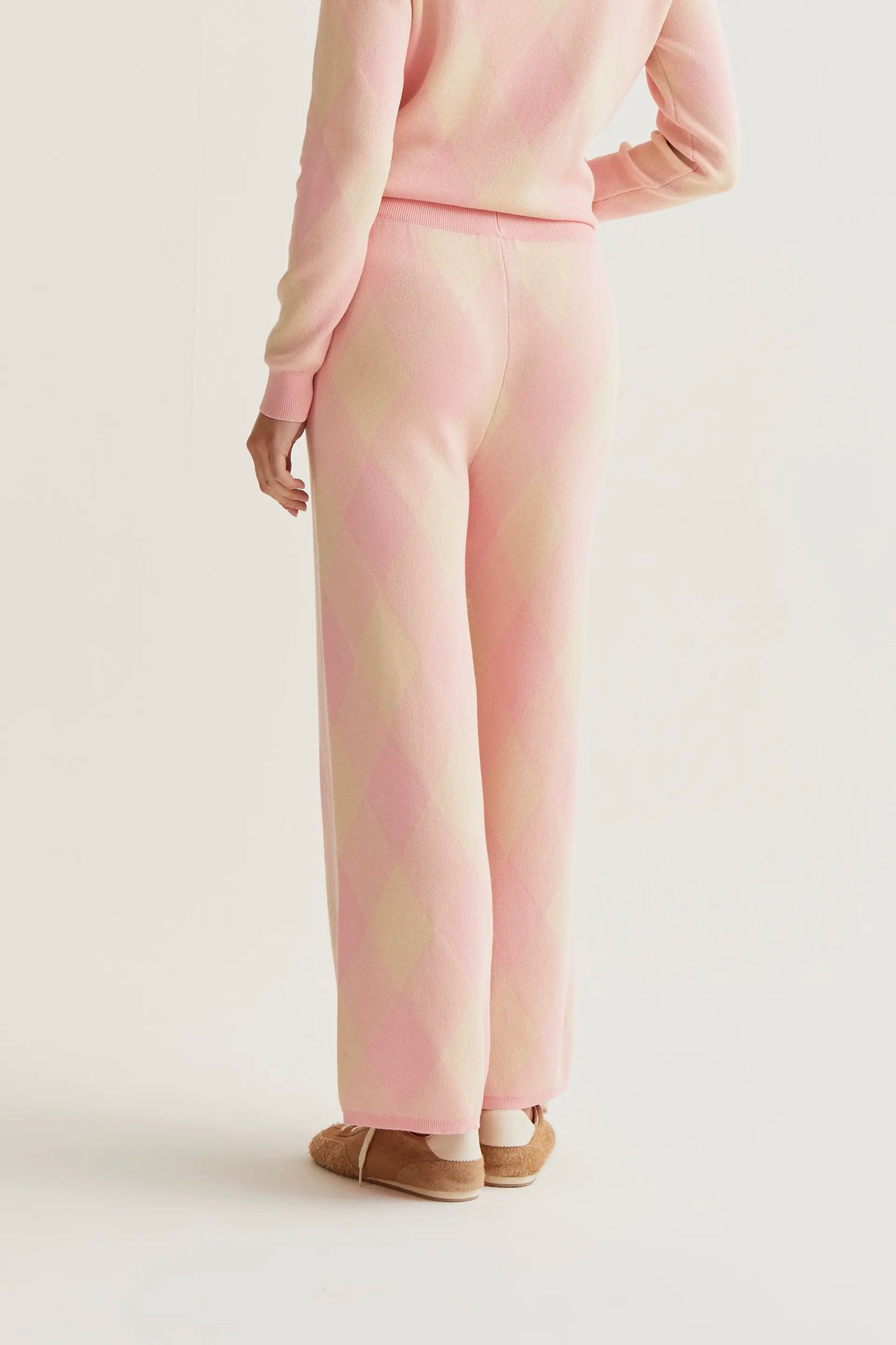 Pantalón punto con estampado rombos rosa