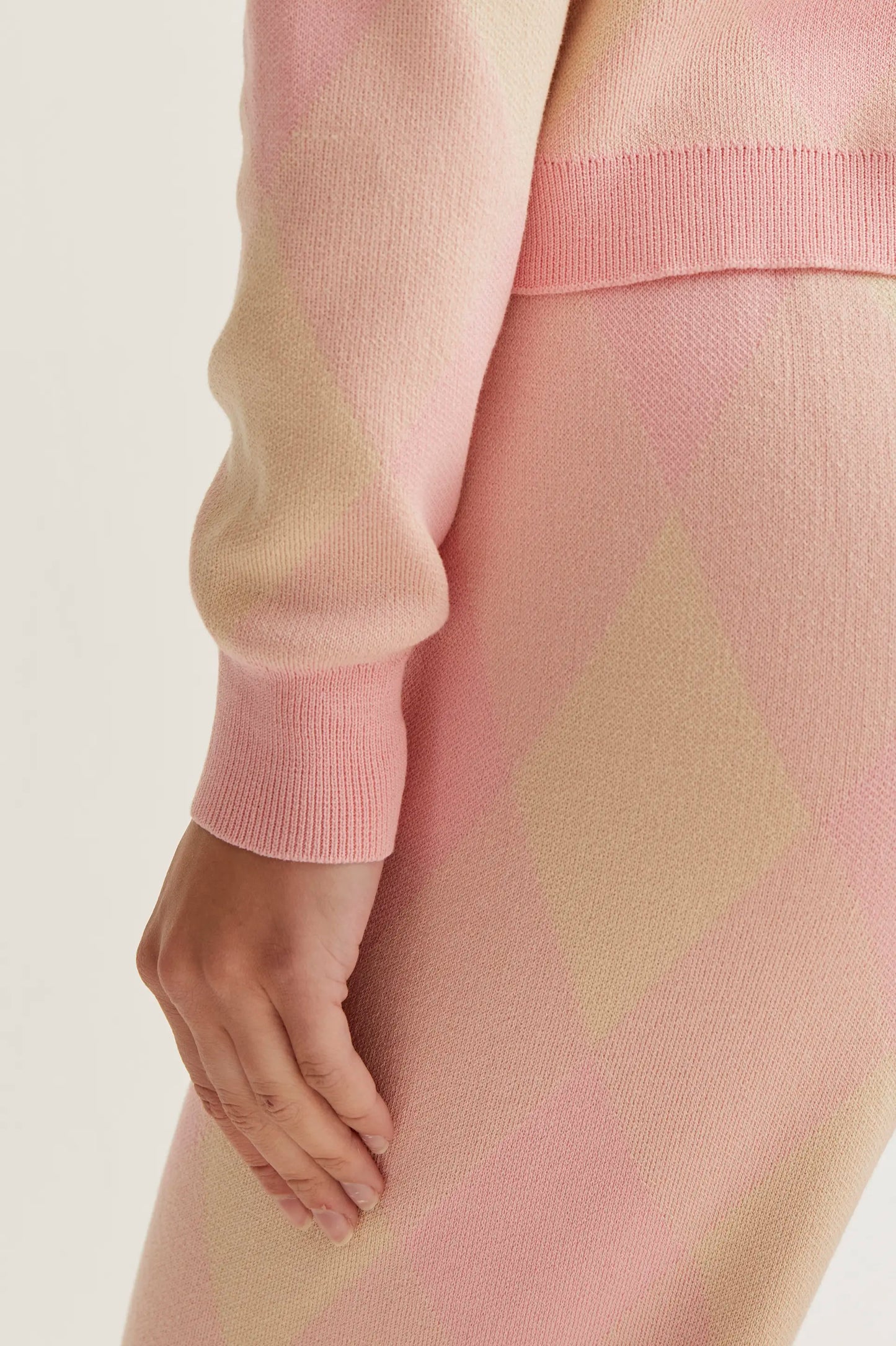 Pantalón punto con estampado rombos rosa