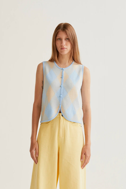 Top de punto con rombos azul