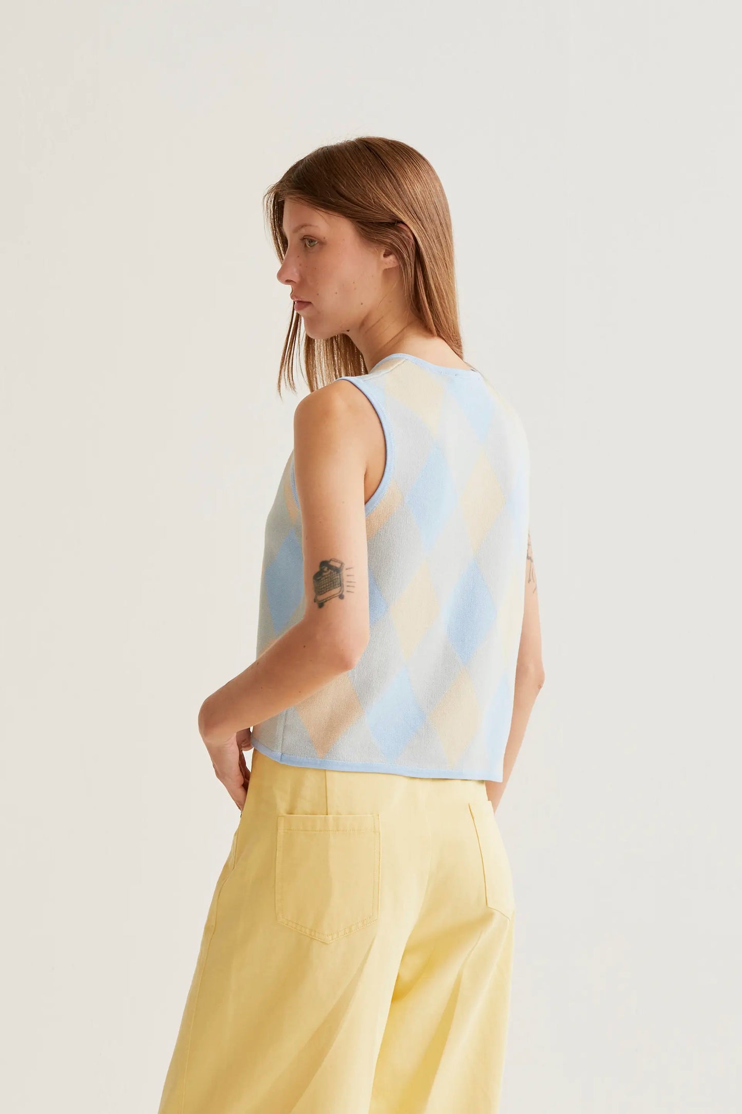 Top de punto con rombos azul