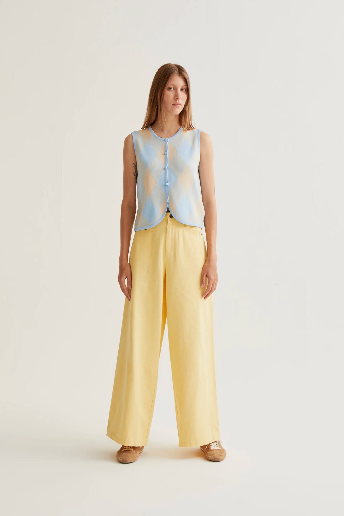 Top de punto con rombos azul