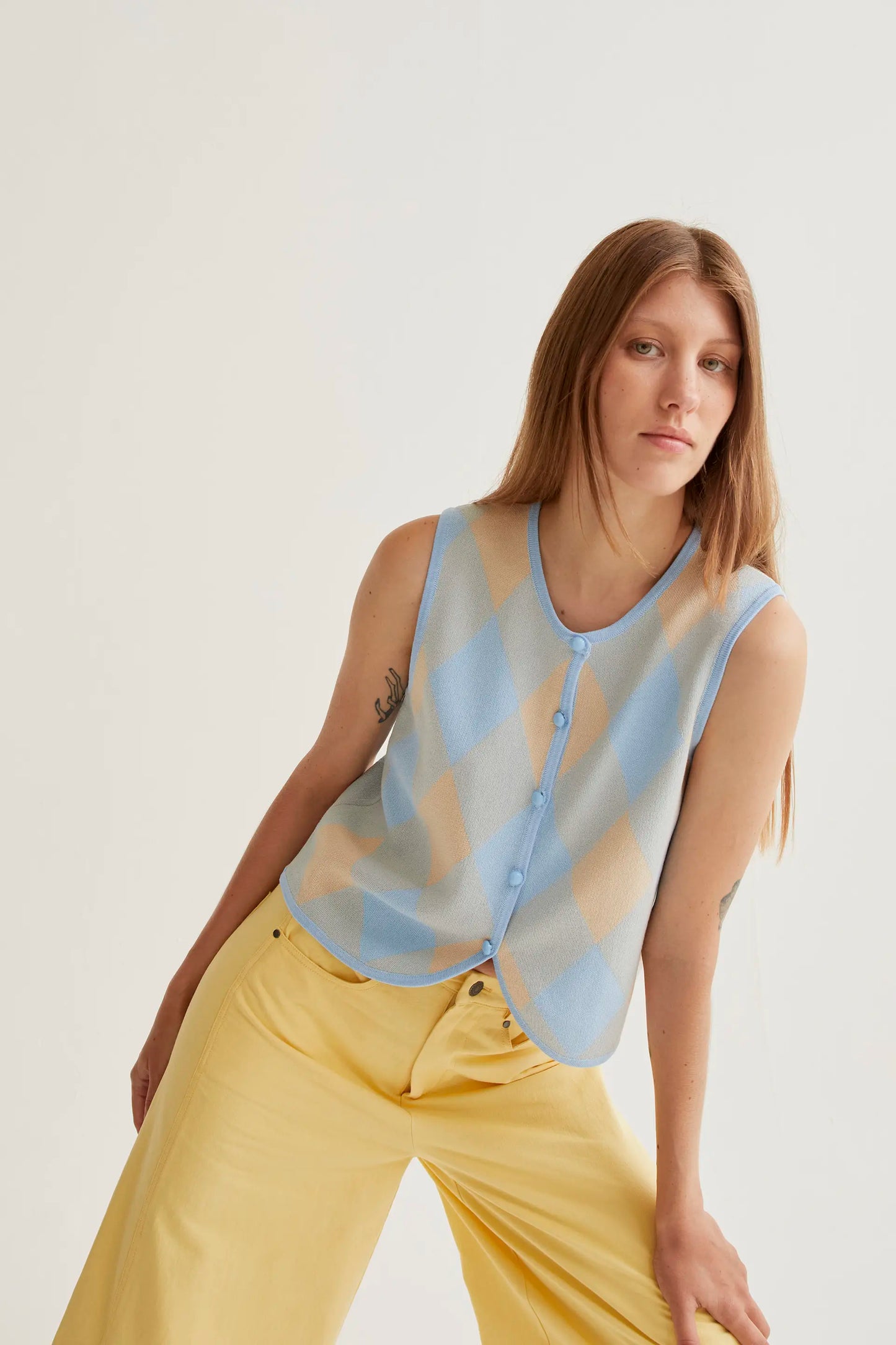 Top de punto con rombos azul