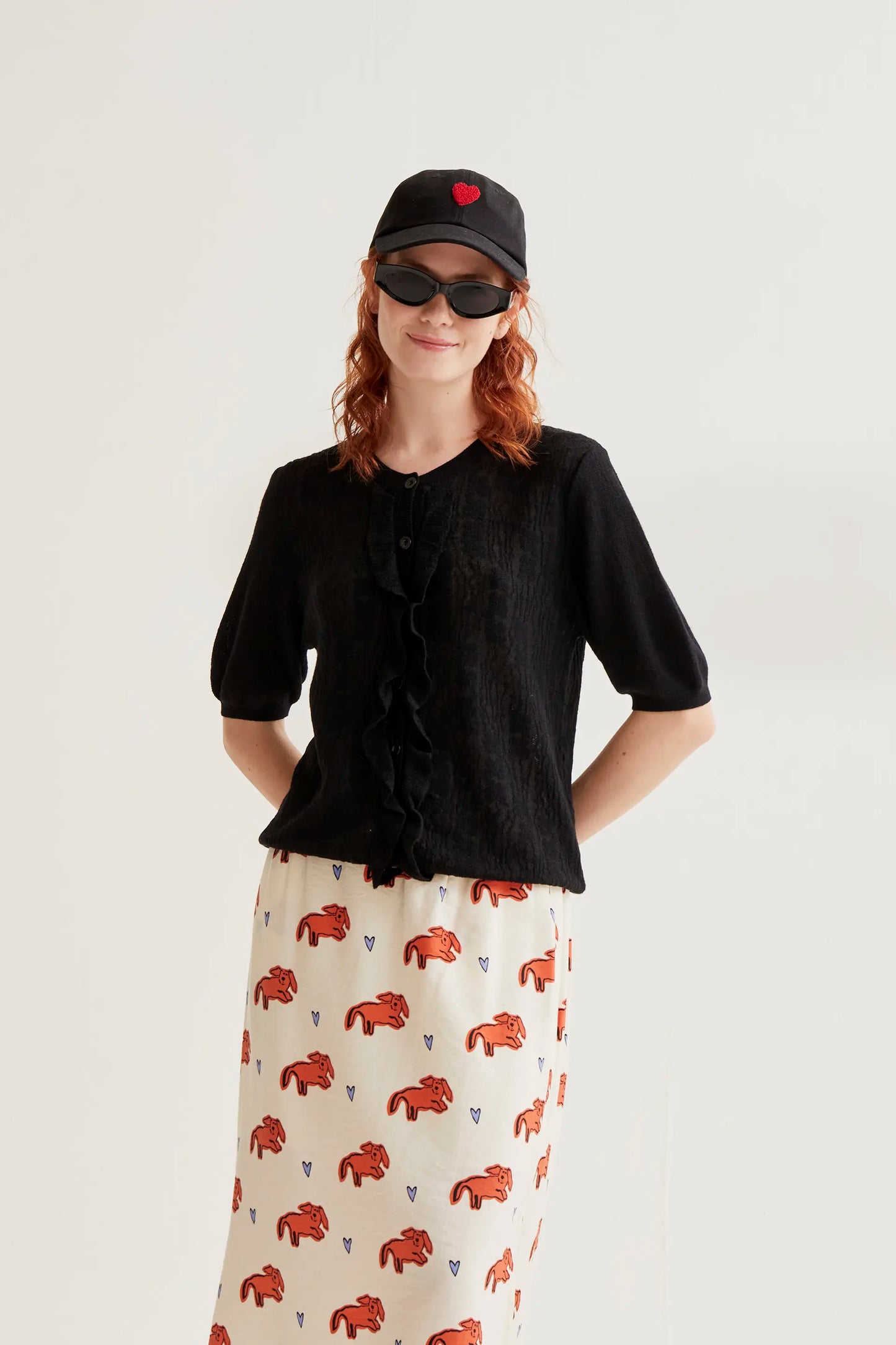 Cardigan in maglia floreale nera con volant