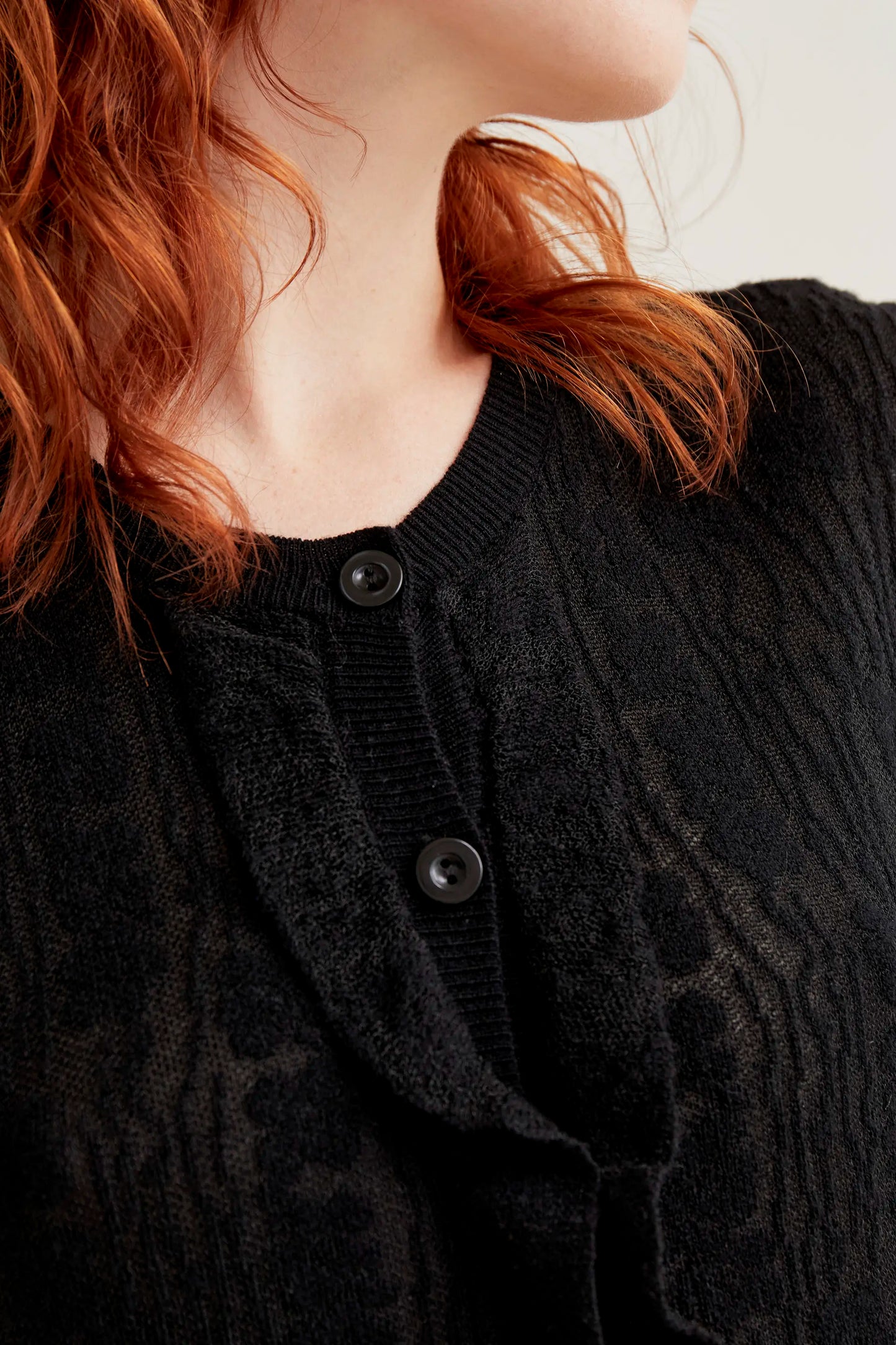 Cardigan in maglia floreale nera con volant