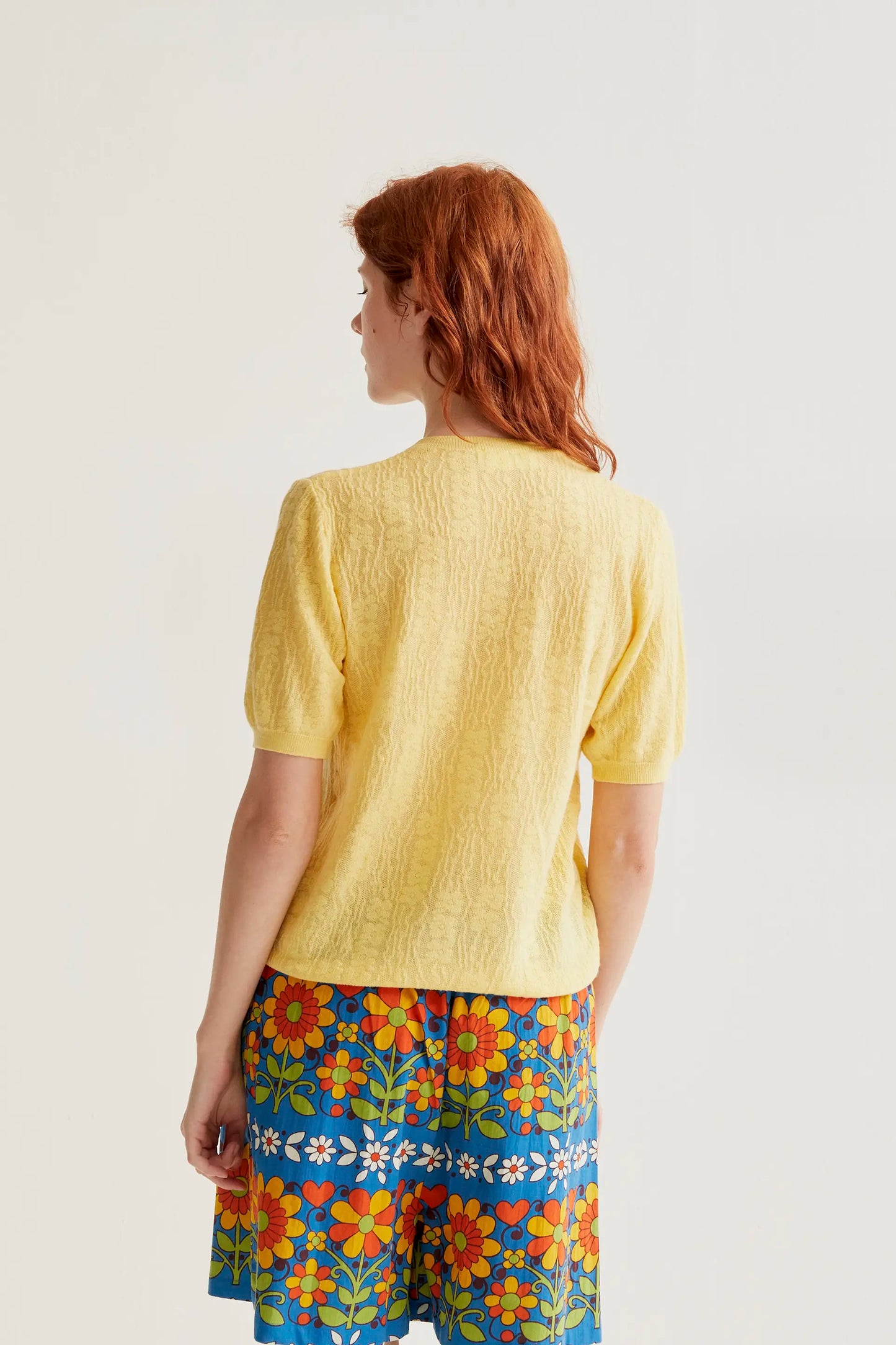 Cardigan in maglia floreale gialla con volant