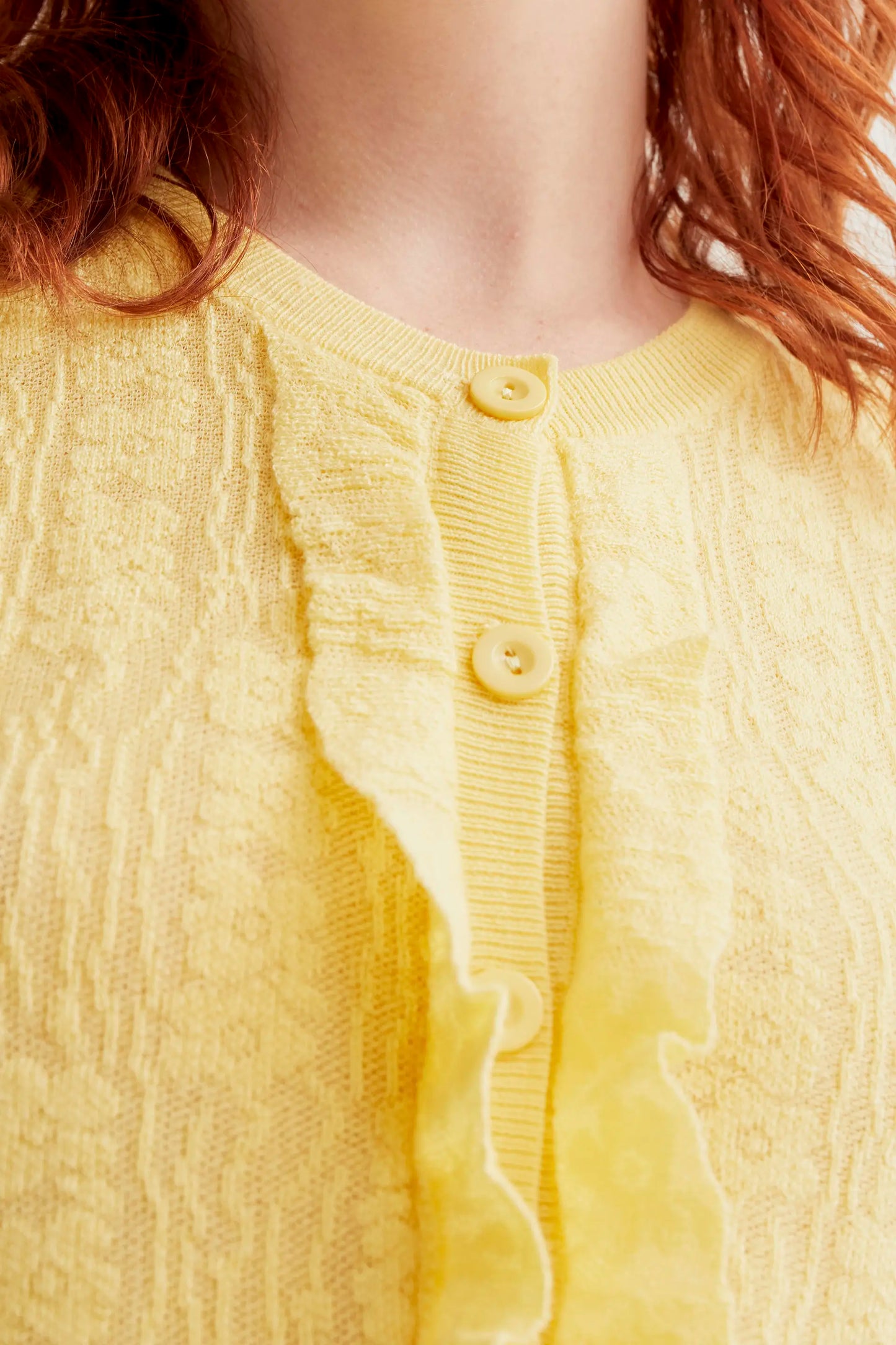 Cardigan in maglia floreale gialla con volant