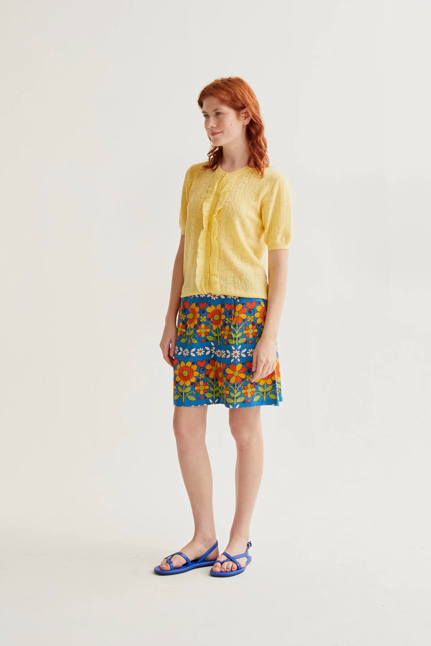 Cardigan in maglia floreale gialla con volant