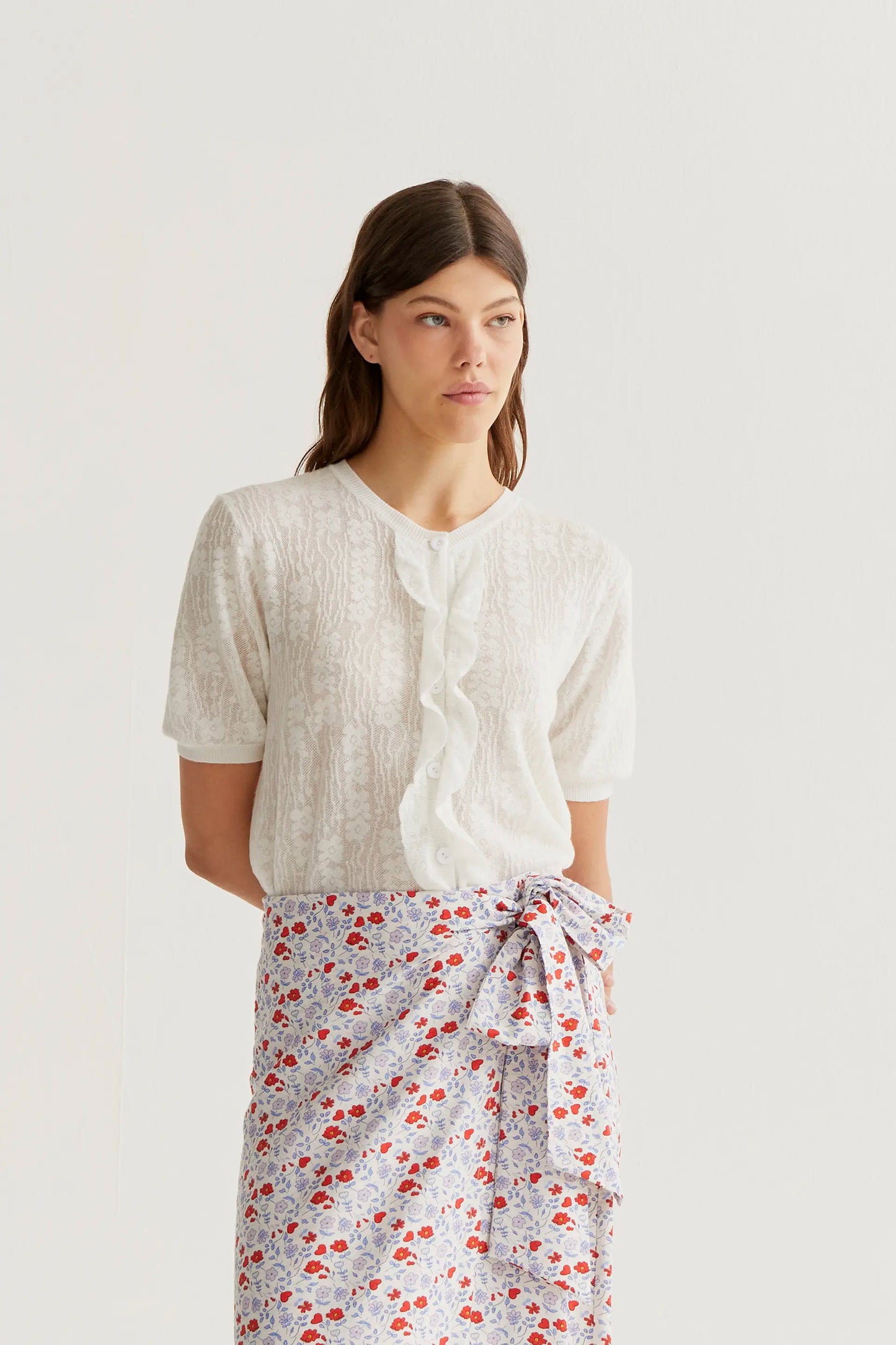 Cárdigan punto floral blanco con volantes