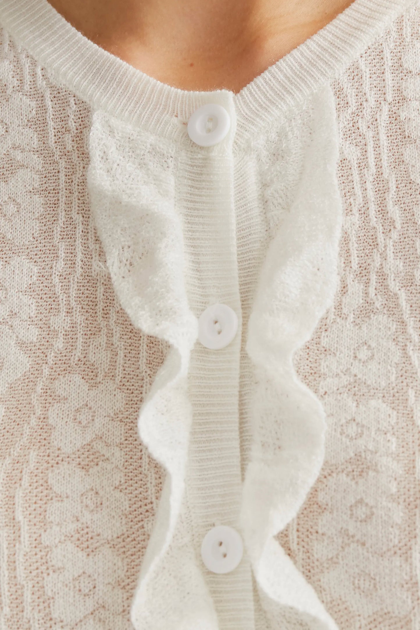 Cárdigan punto floral blanco con volantes