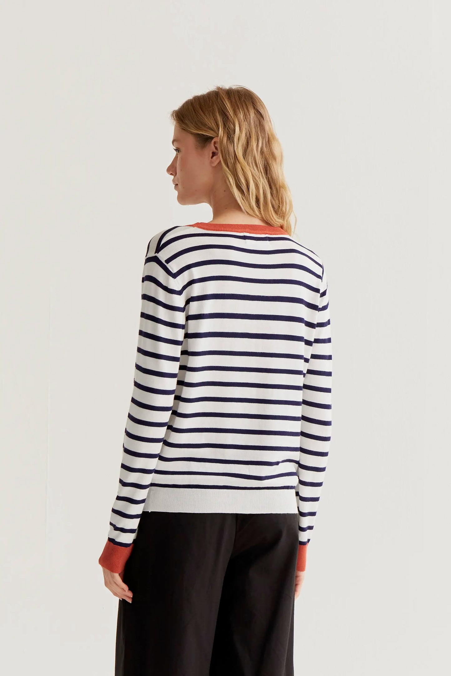 Jersey de punto con estampado de rayas blanco y azul marino