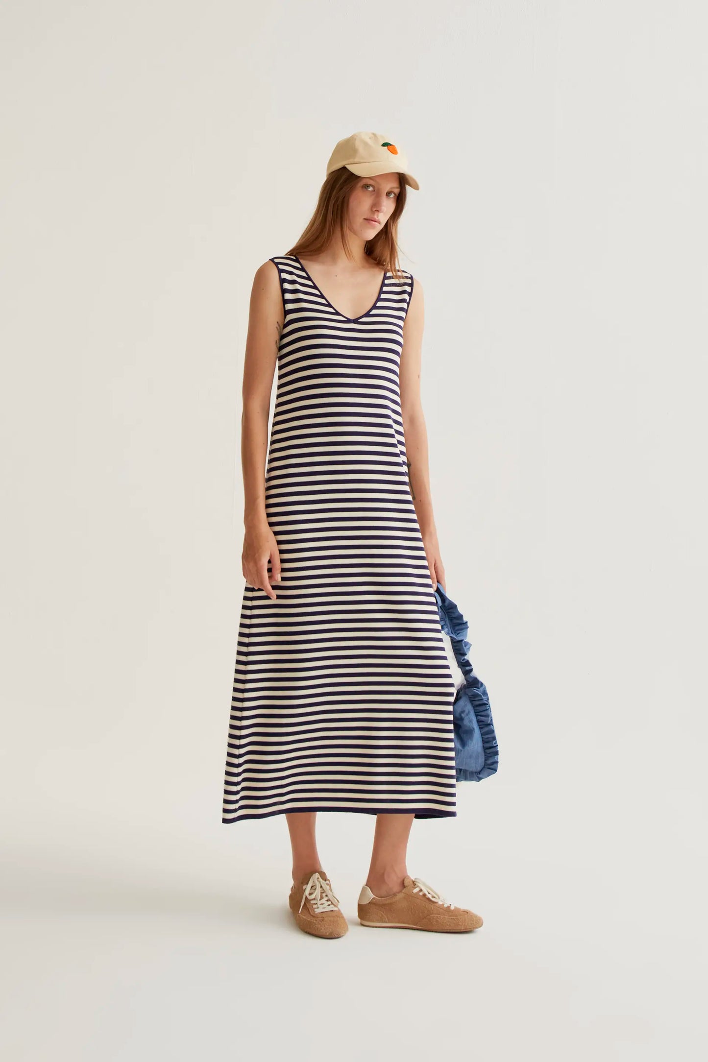 Vestido largo de punto con estampado de rayas blanco y azul marino