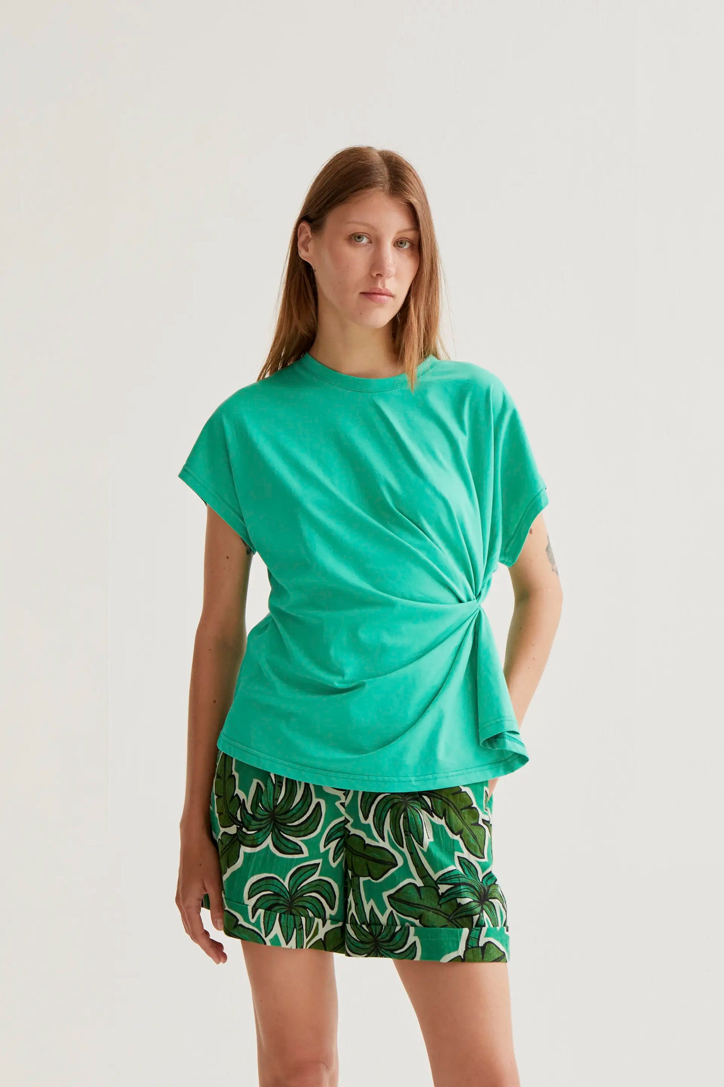 Camiseta 100% algodón verde con nudo lateral