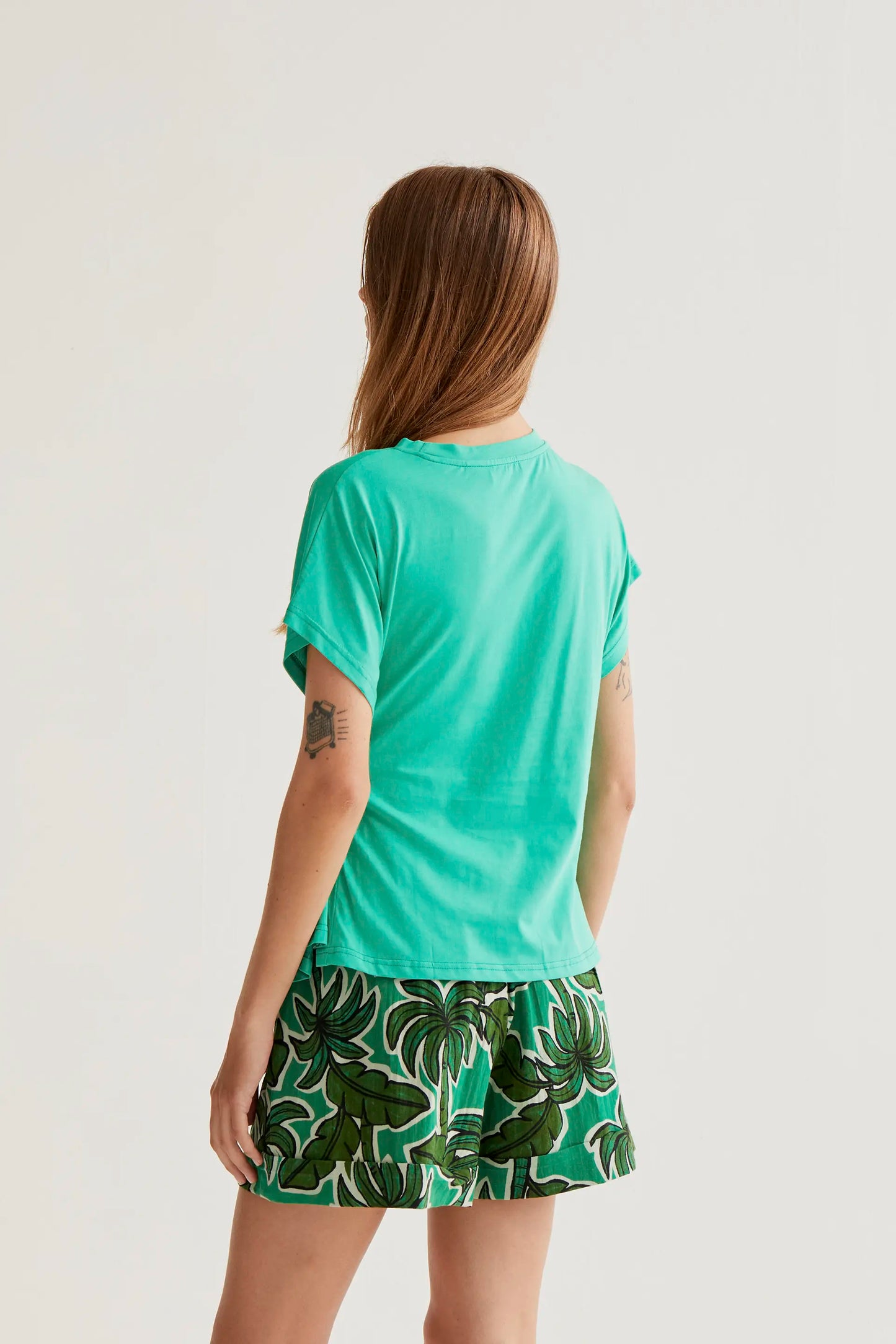 Camiseta 100% algodón verde con nudo lateral