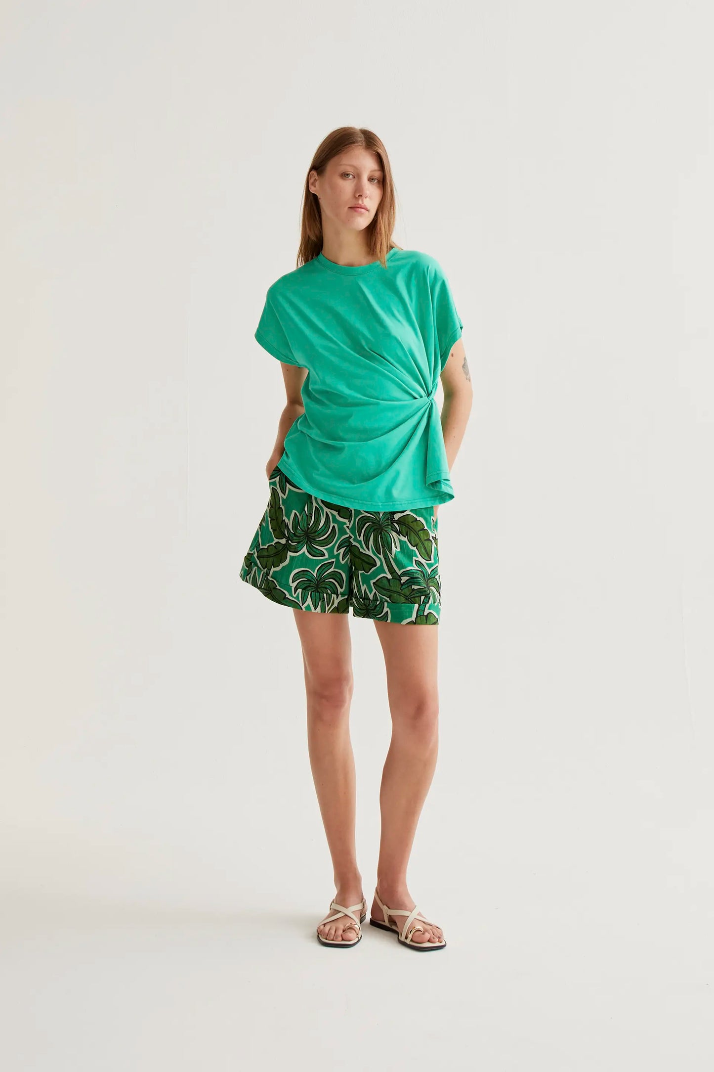 Camiseta 100% algodón verde con nudo lateral