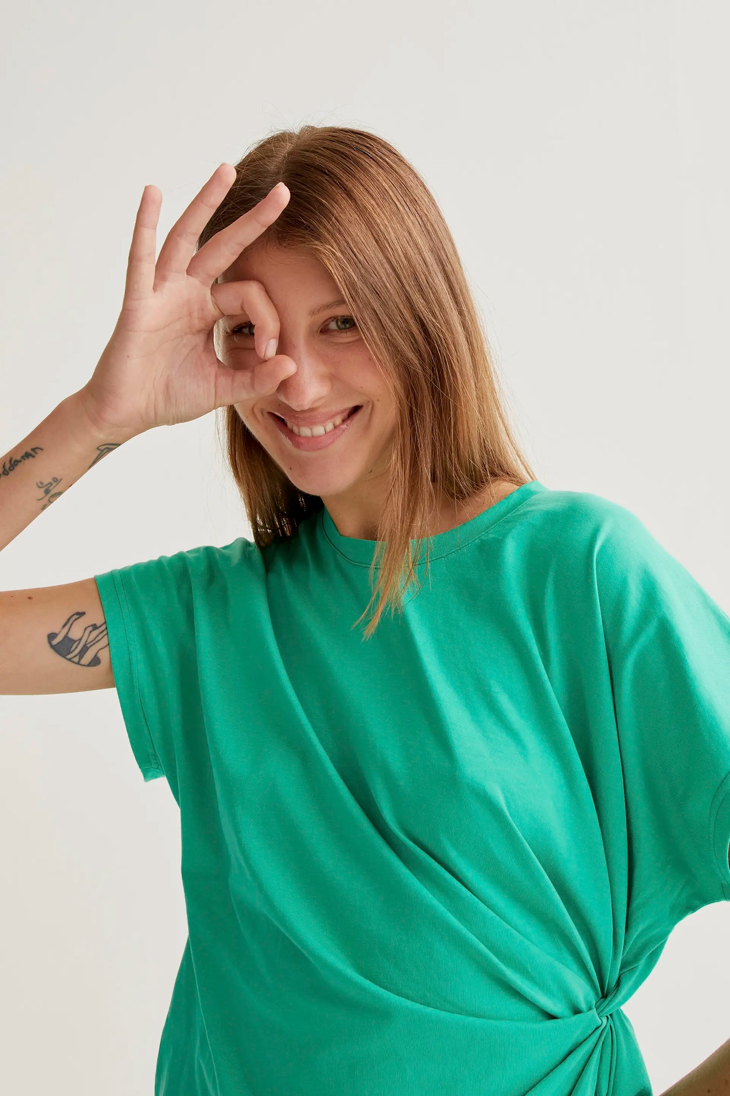 Camiseta 100% algodón verde con nudo lateral