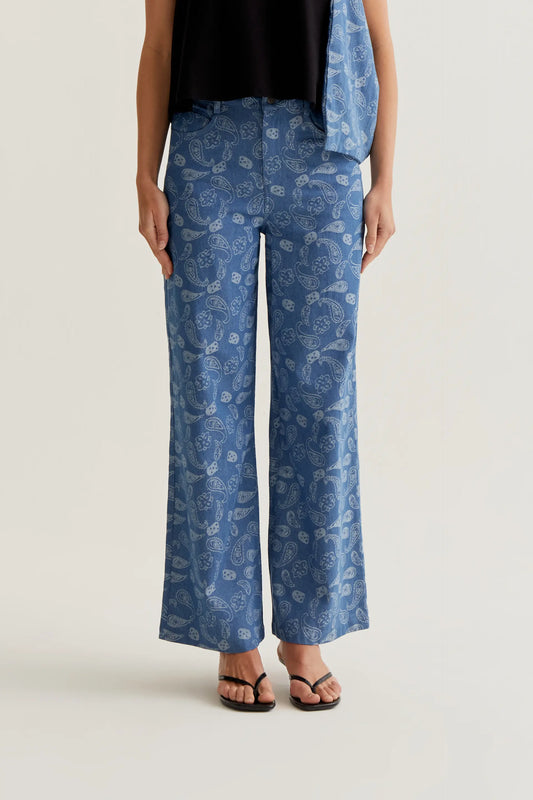 Pantalón vaquero azul con estampado Paisley