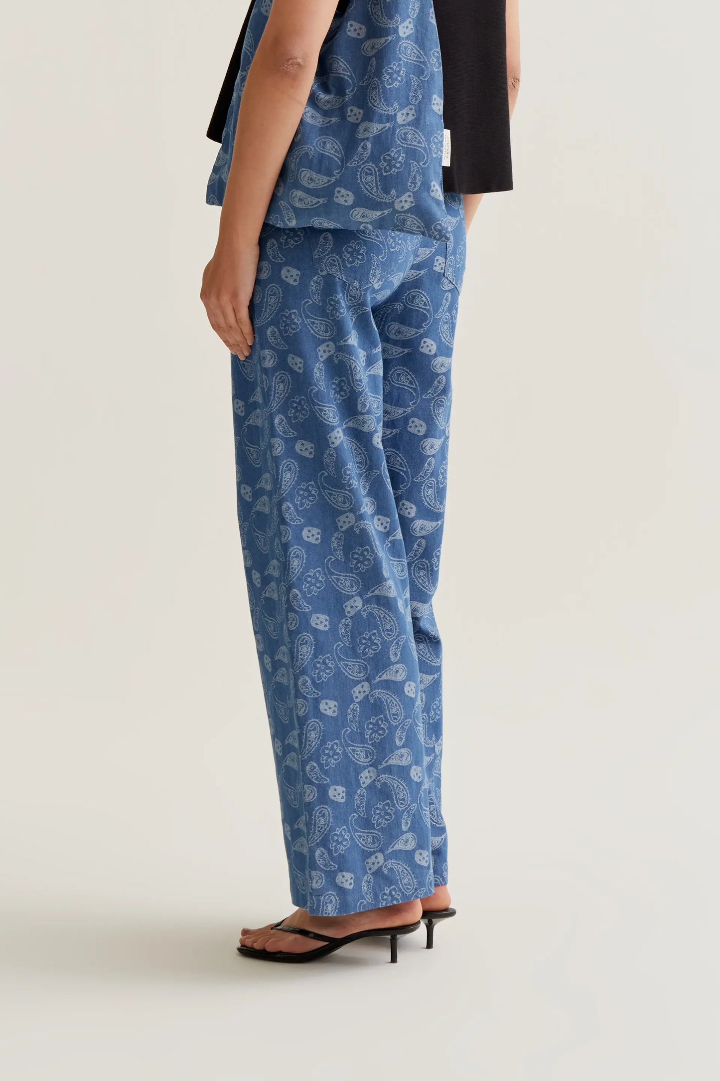Pantalón vaquero azul con estampado Paisley
