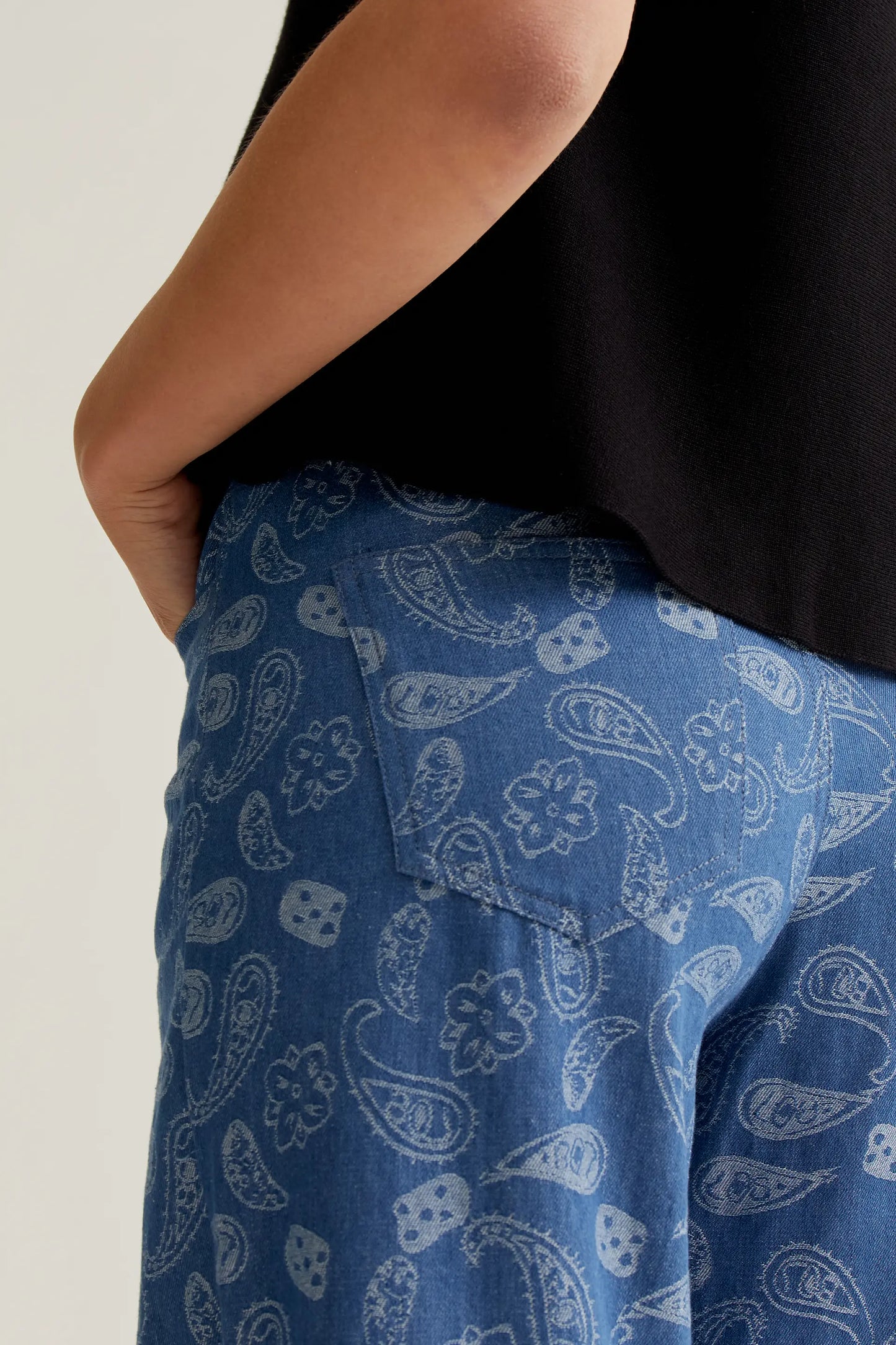 Pantalón vaquero azul con estampado Paisley
