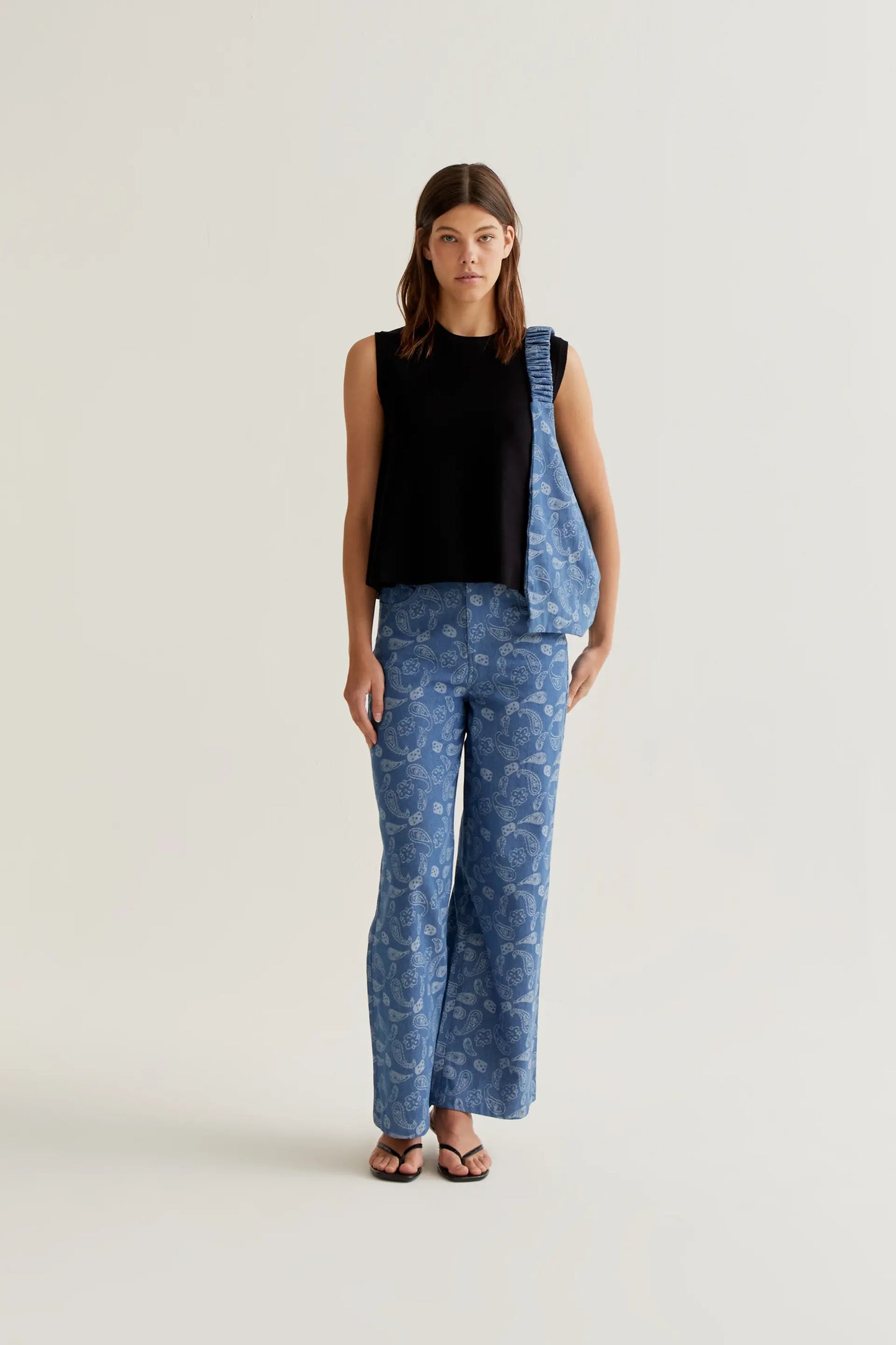 Pantalón vaquero azul con estampado Paisley