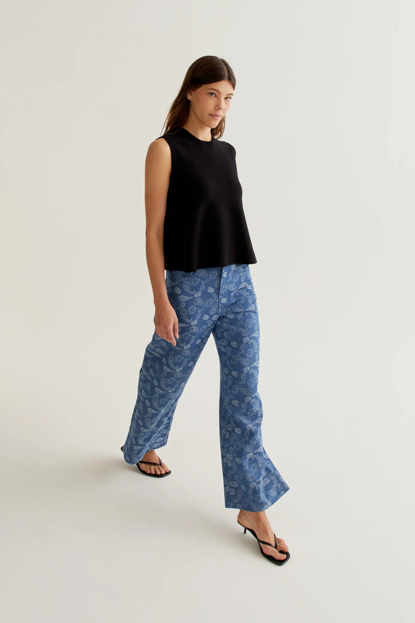 Pantalón vaquero azul con estampado Paisley