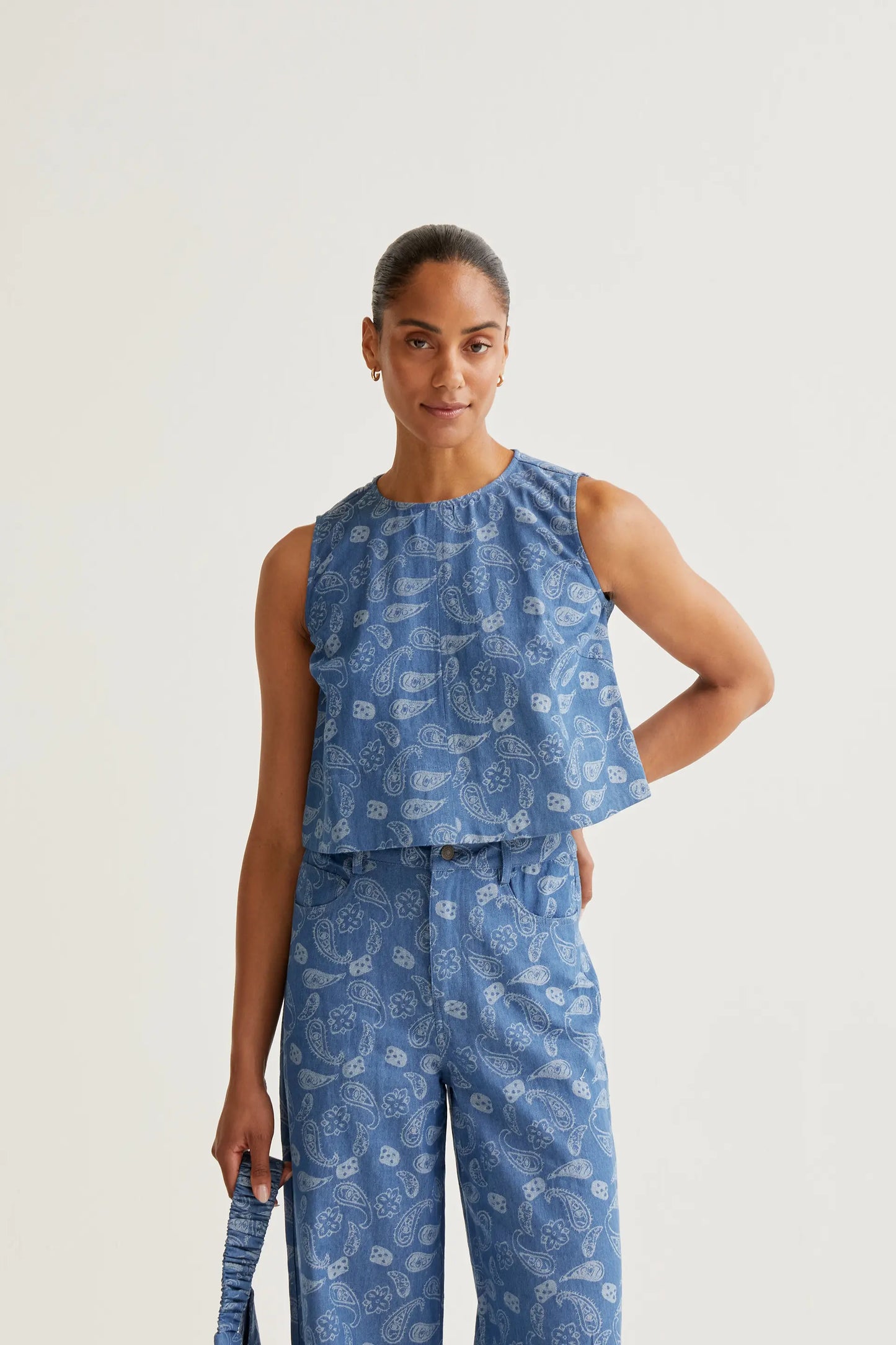 Top vaquero azul con estampado Paisley