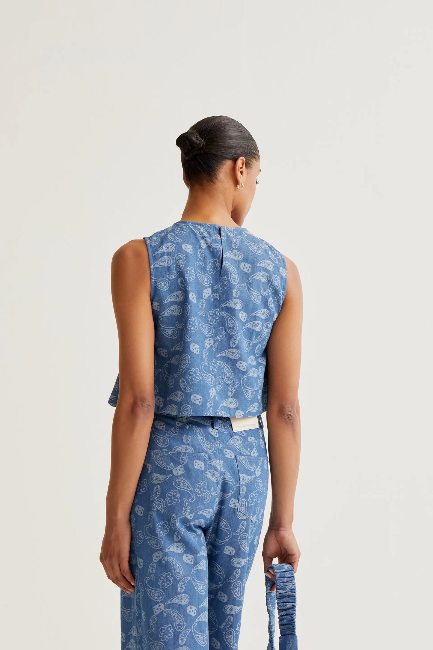 Top vaquero azul con estampado Paisley