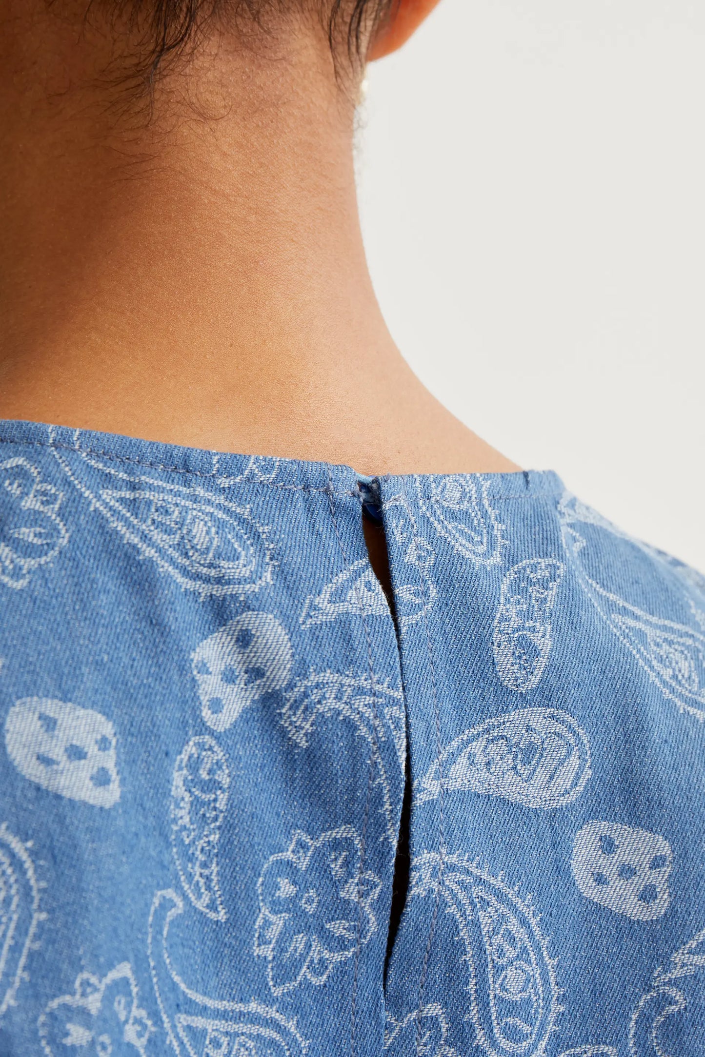 Top vaquero azul con estampado Paisley