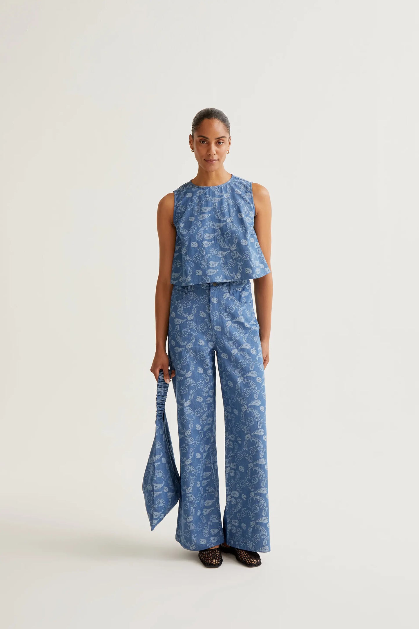 Top vaquero azul con estampado Paisley