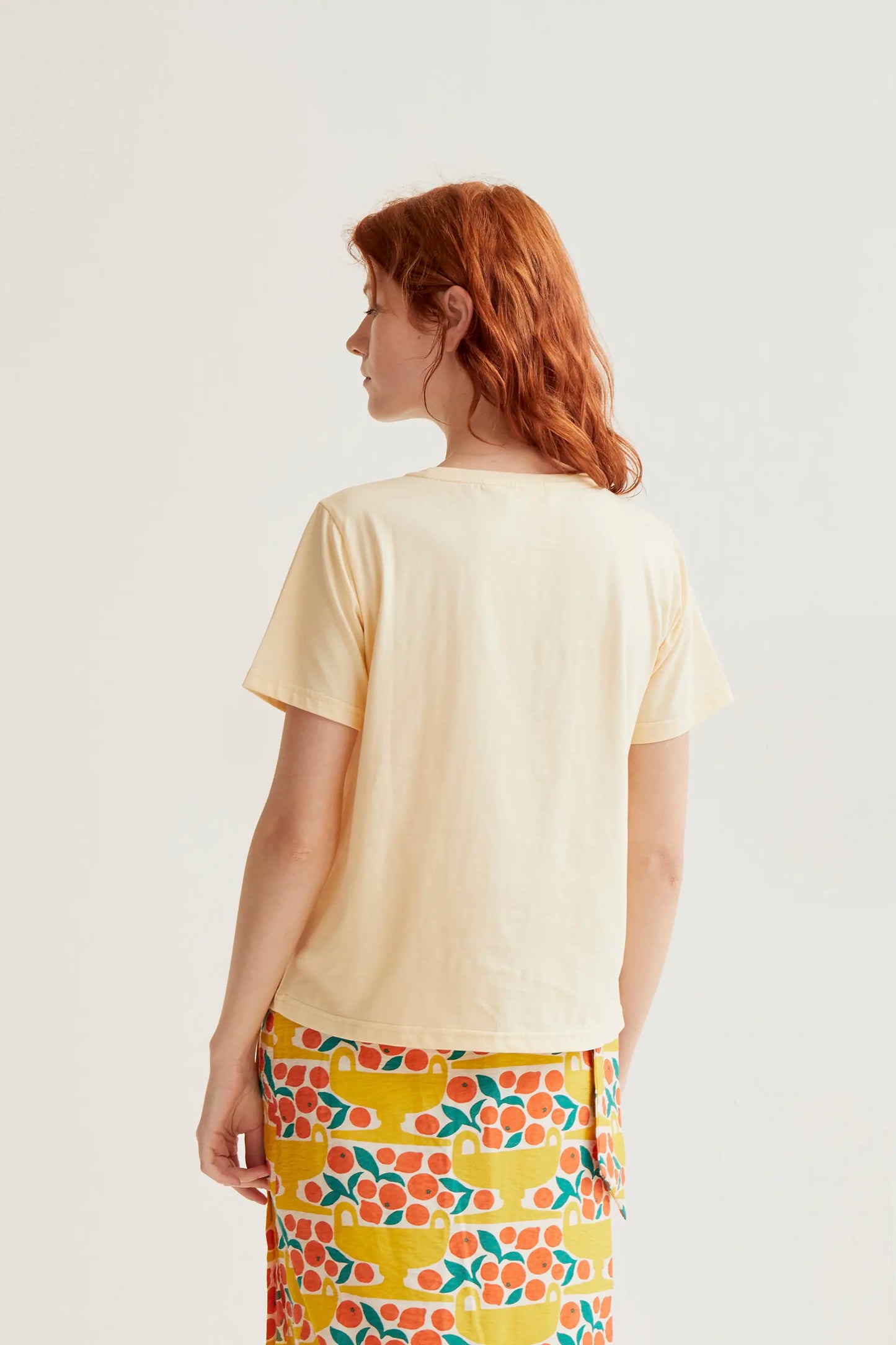 Camiseta amarillo claro con bordado de tulipán