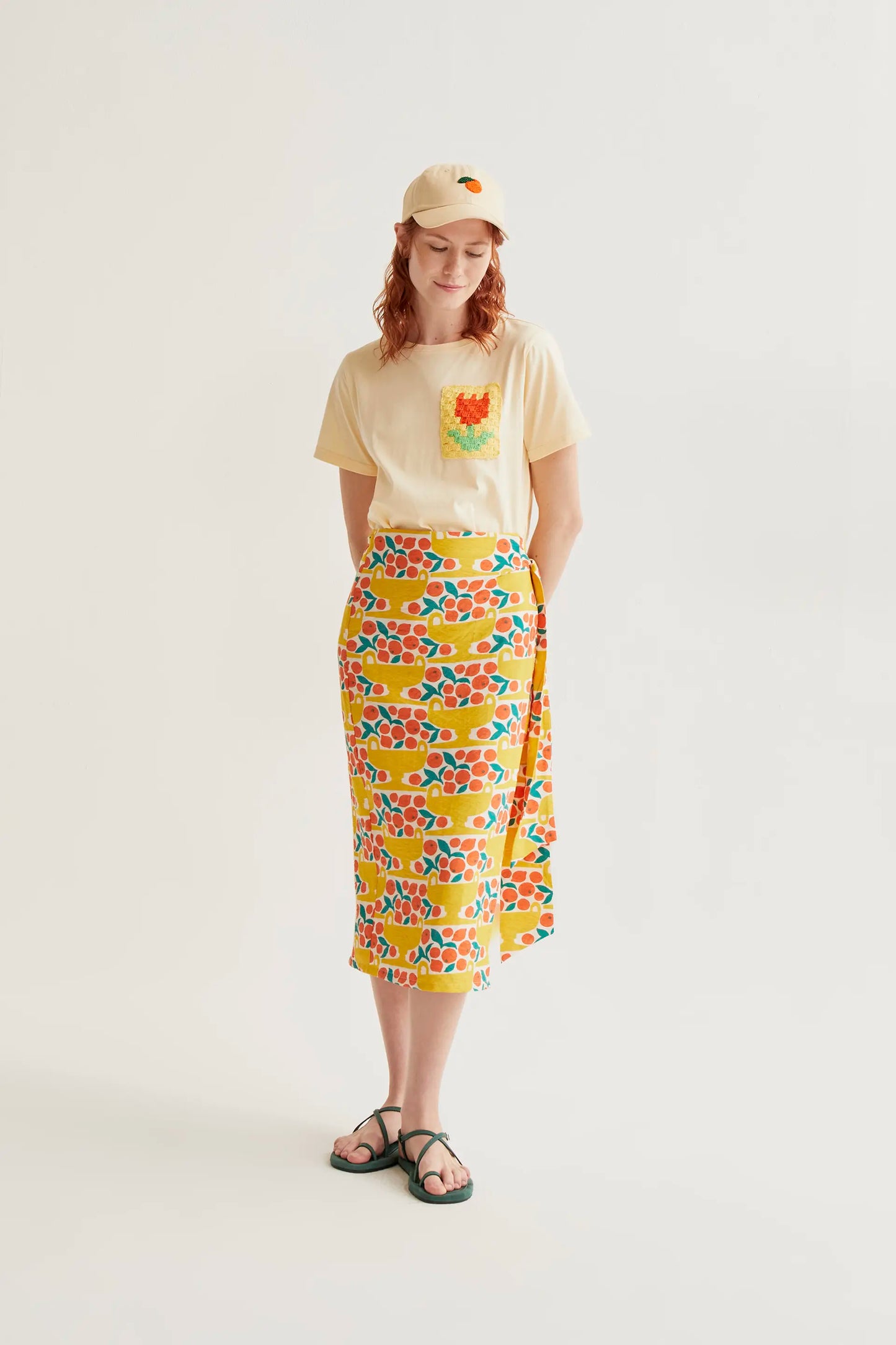 Camiseta amarillo claro con bordado de tulipán