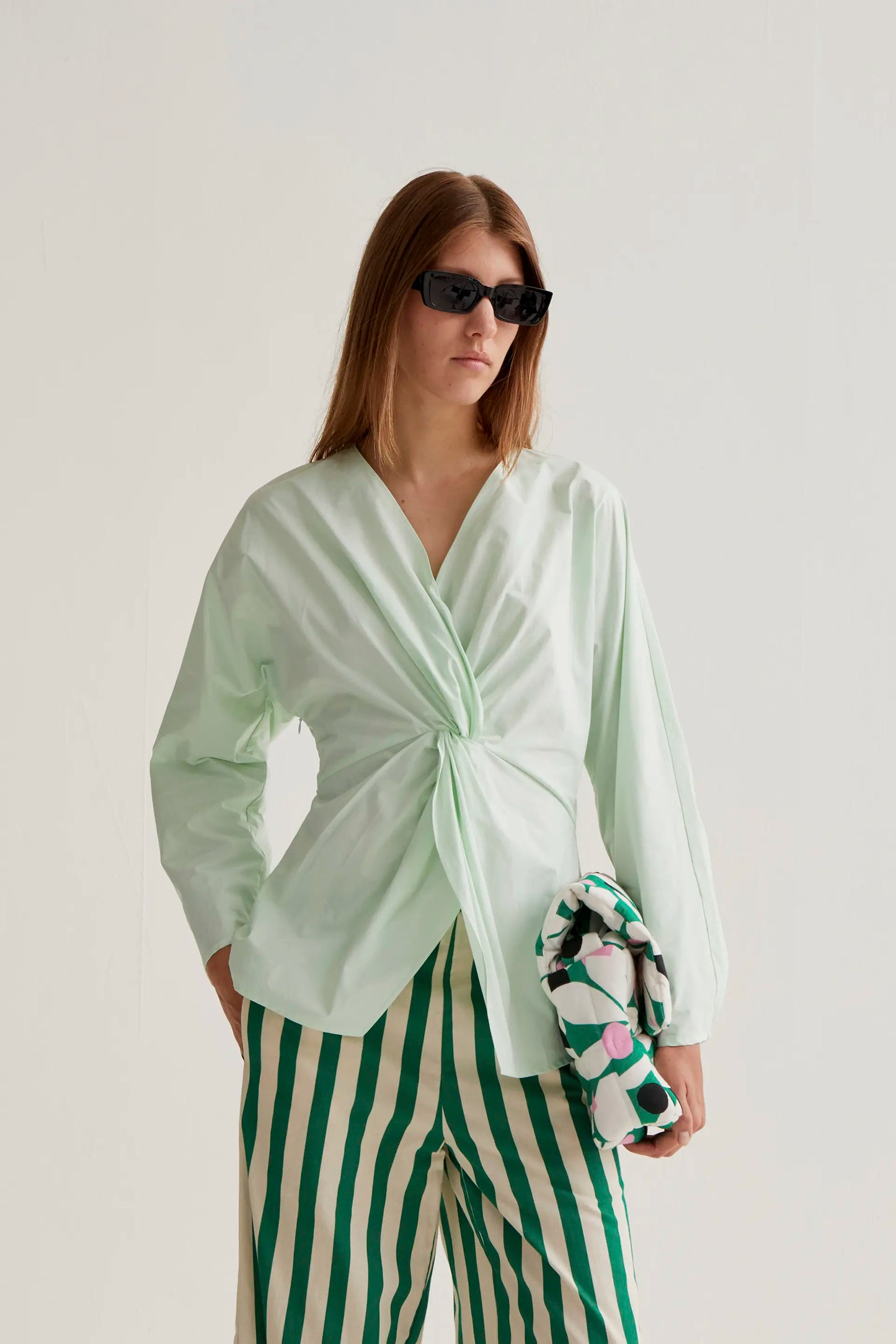 Top drapeado verde
