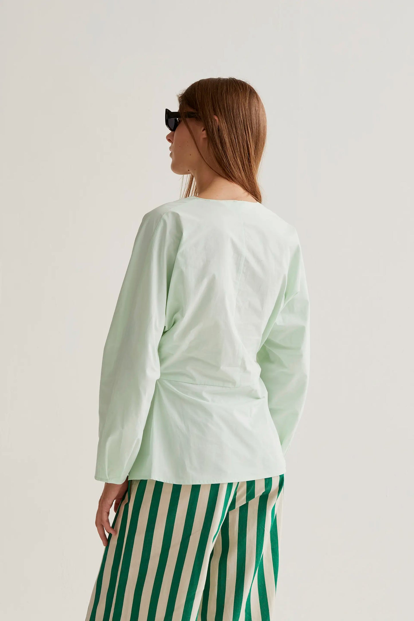 Top drapeado verde
