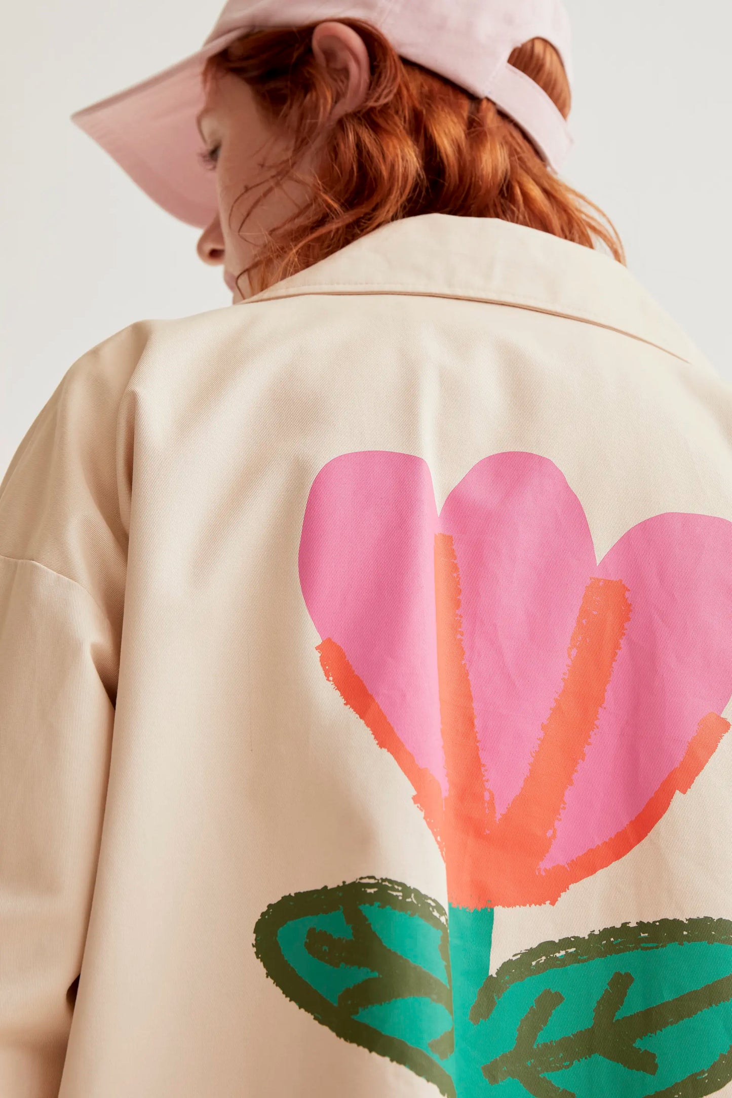 Gabardina con print de Tulipán