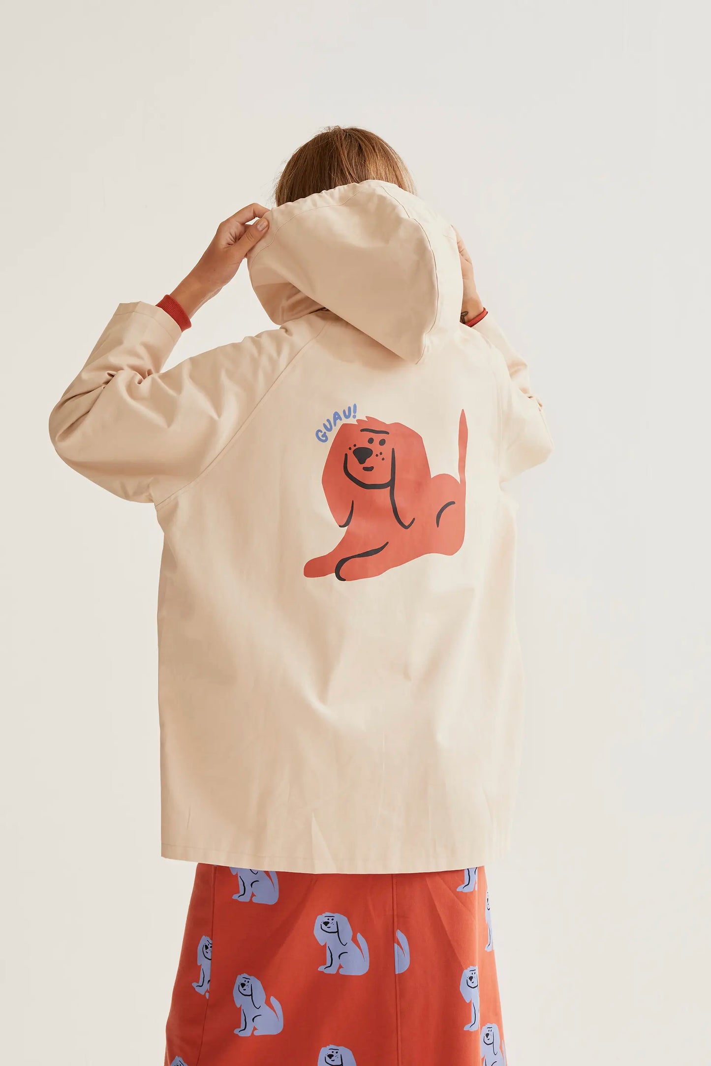 Trench con stampa di cuccioli